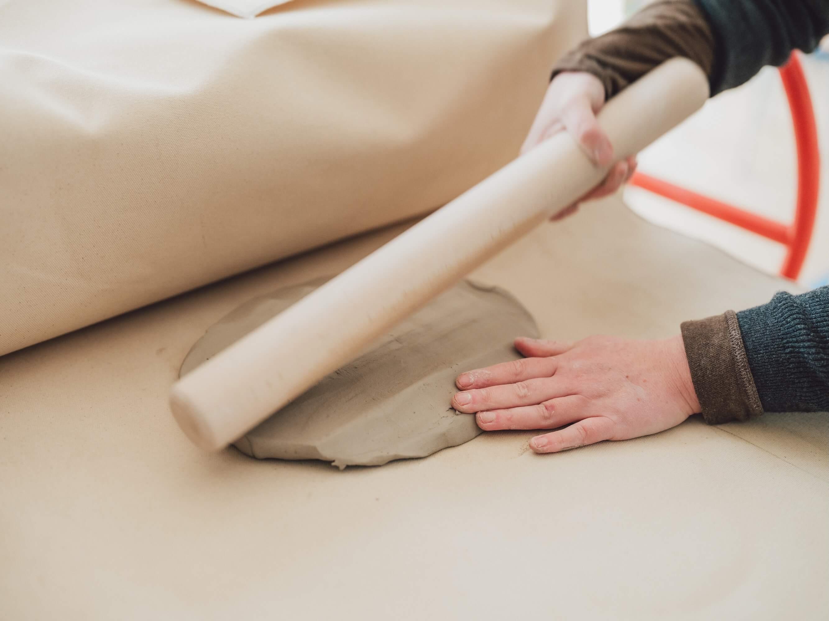 Cette photo représente la crouteuse d'un atelier de modelage de céramique à l'atelier Grand Soleil, à Paris dans le 11e.