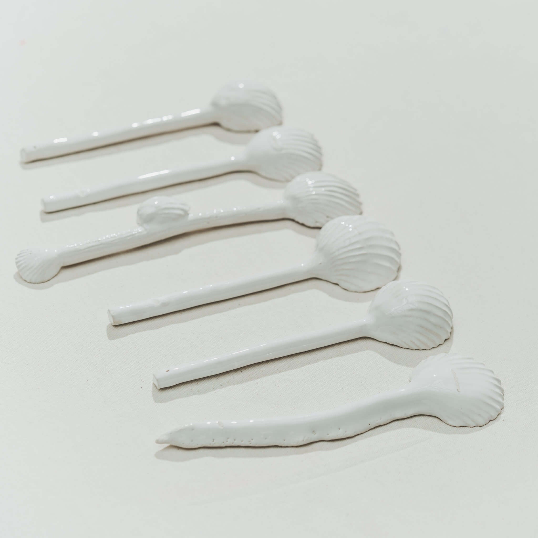 Duo de cuillères modelées à l’atelier grand soleil, faïence émaillée blanche, longueur variable comprise entre 17 et 20 cm, largeur environ 7 cm.
Vous pouvez personnaliser ces cuillères avec une phrase, écrivez-la dans l'encadré.