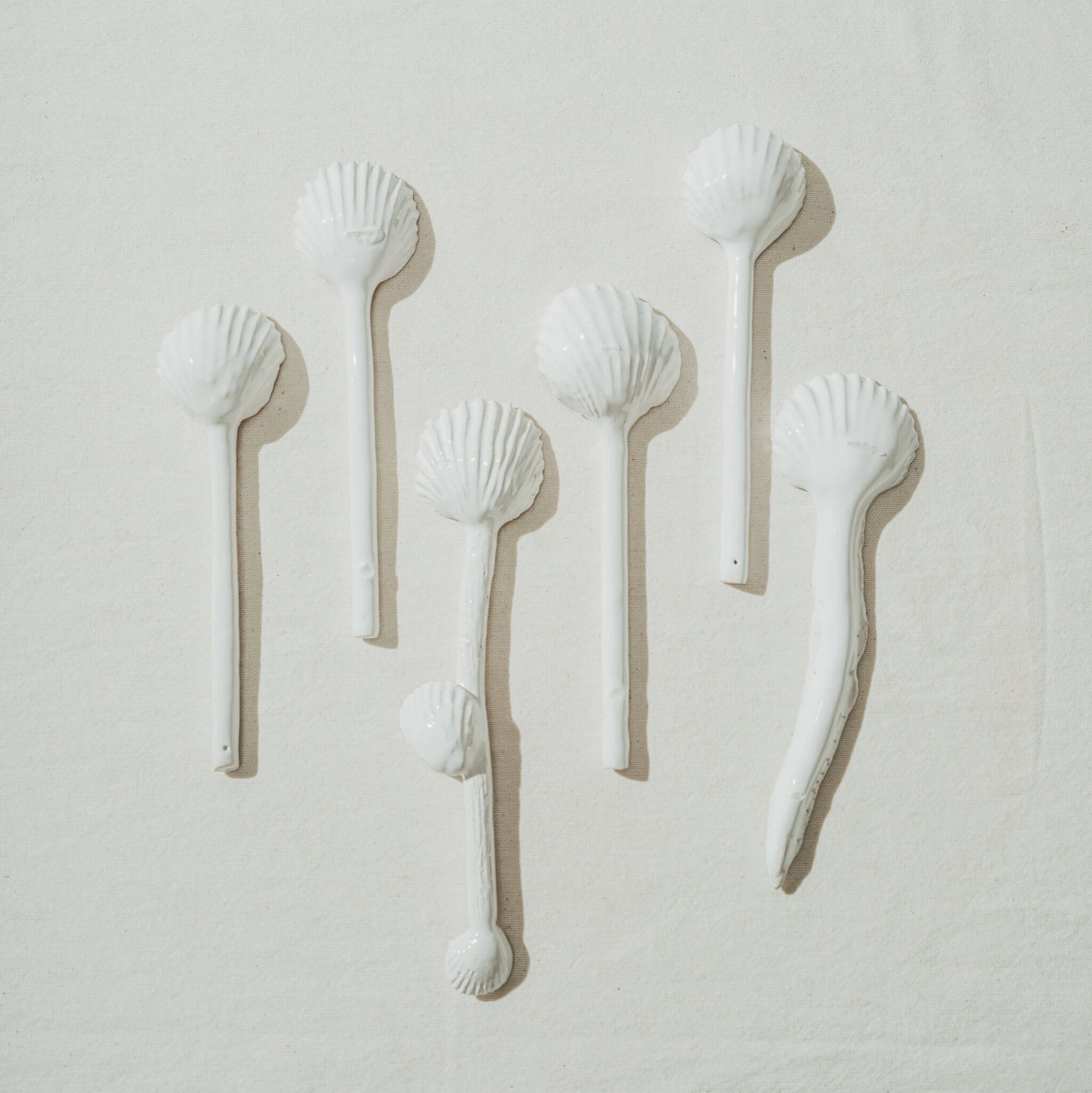 Duo de cuillères modelées à l’atelier grand soleil, faïence émaillée blanche, longueur variable comprise entre 17 et 20 cm, largeur environ 7 cm.
Vous pouvez personnaliser ces cuillères avec une phrase, écrivez-la dans l'encadré.