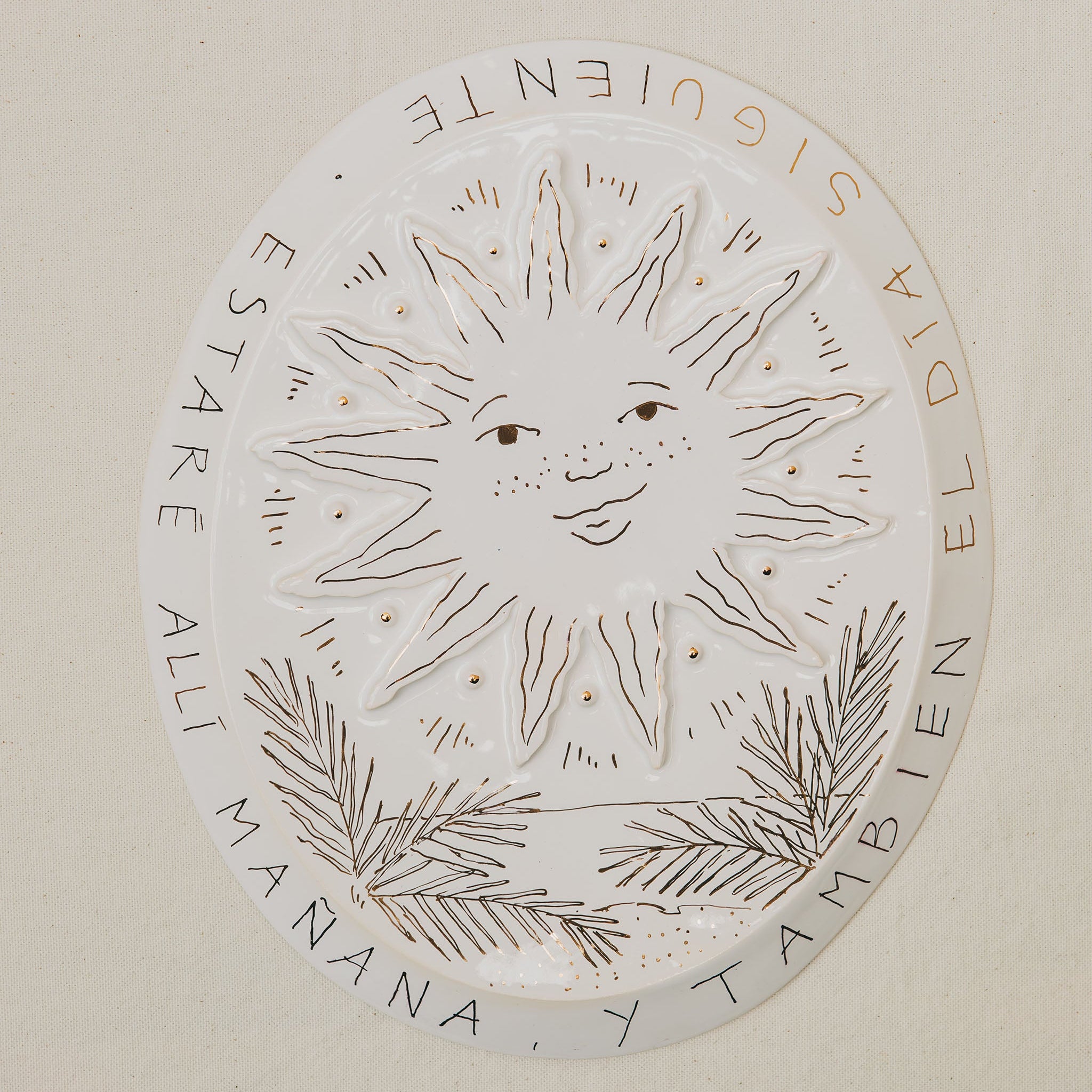 bas relief grand soleil en faïence personnalisable à l'or et à la plume