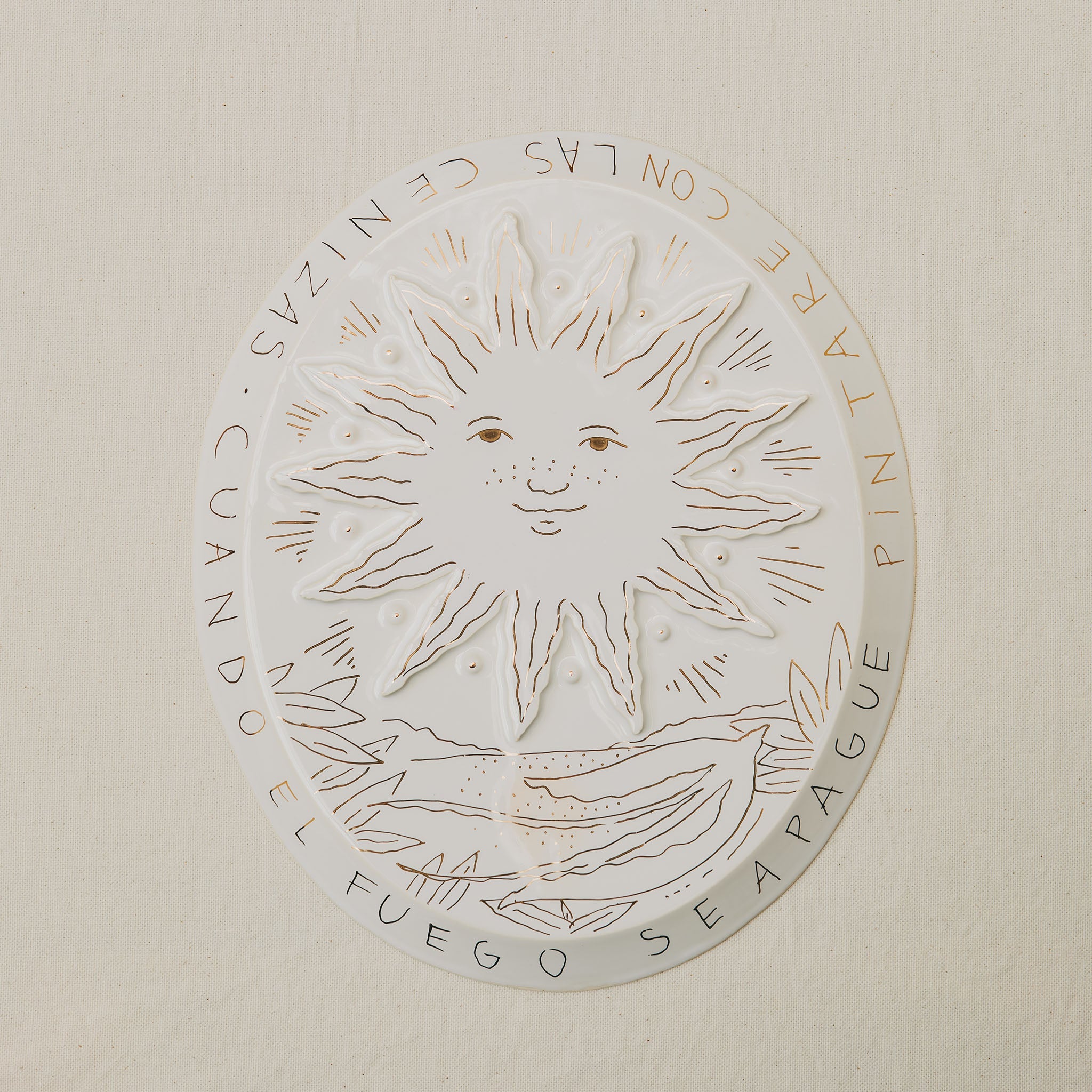 bas relief grand soleil en faïence personnalisable à l'or et à la plume