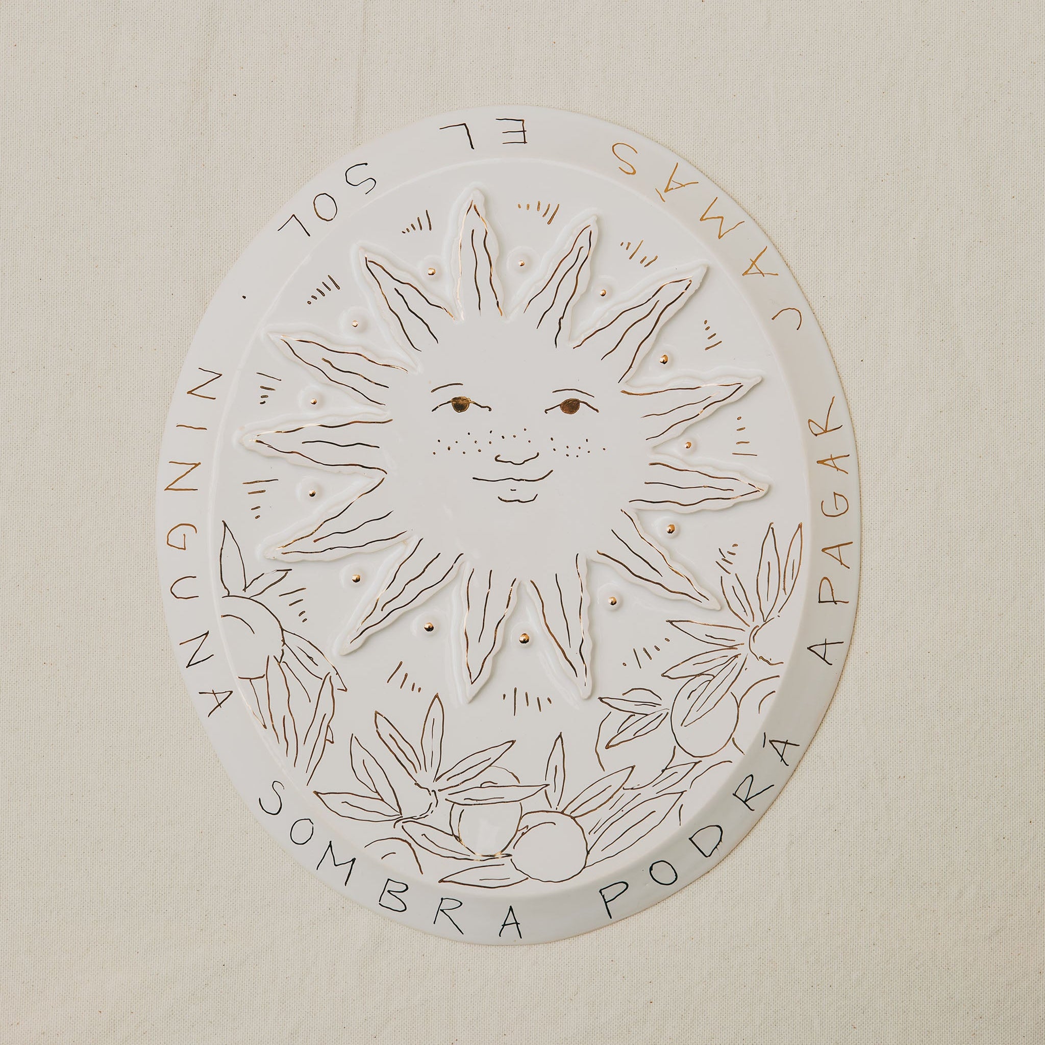 bas relief grand soleil en faïence personnalisable à l'or et à la plume