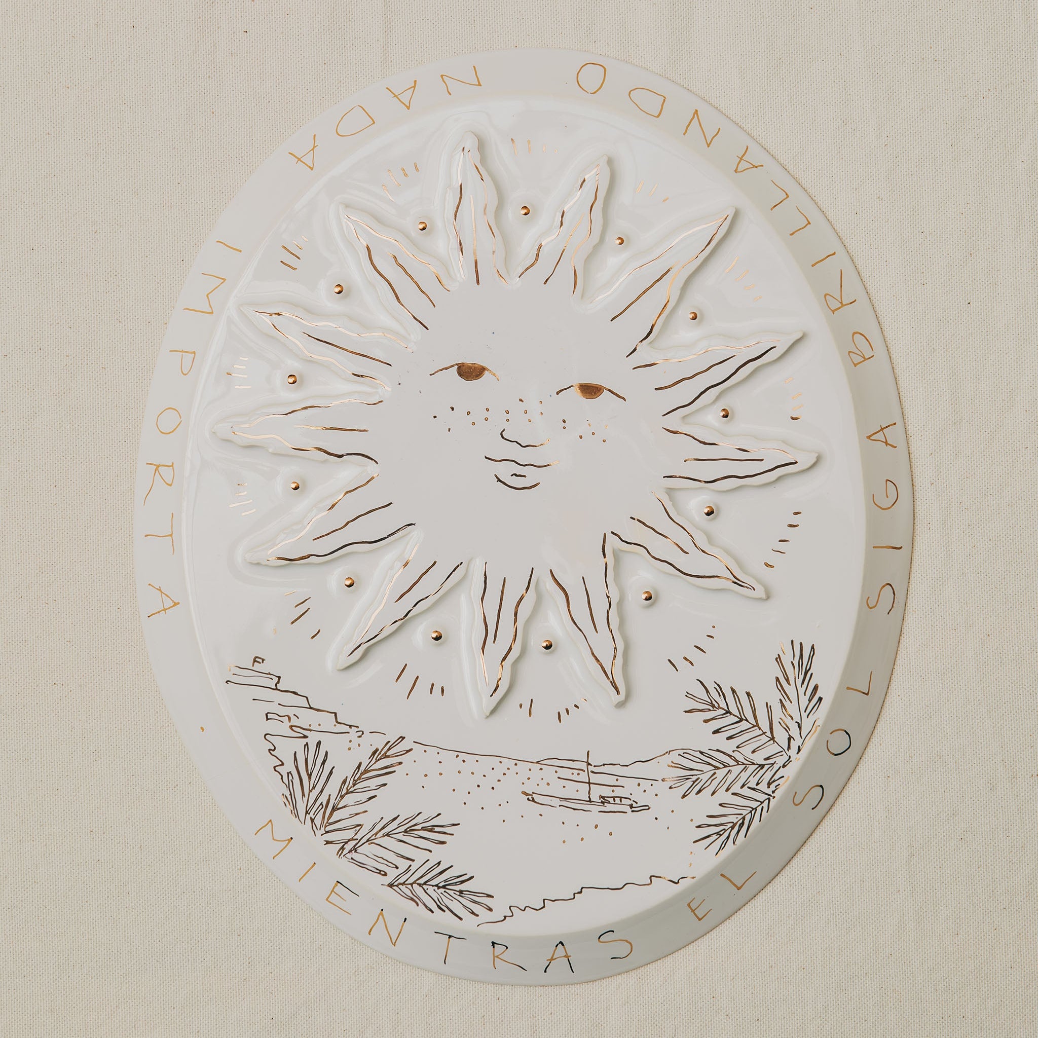 bas relief grand soleil en faïence personnalisable à l'or et à la plume