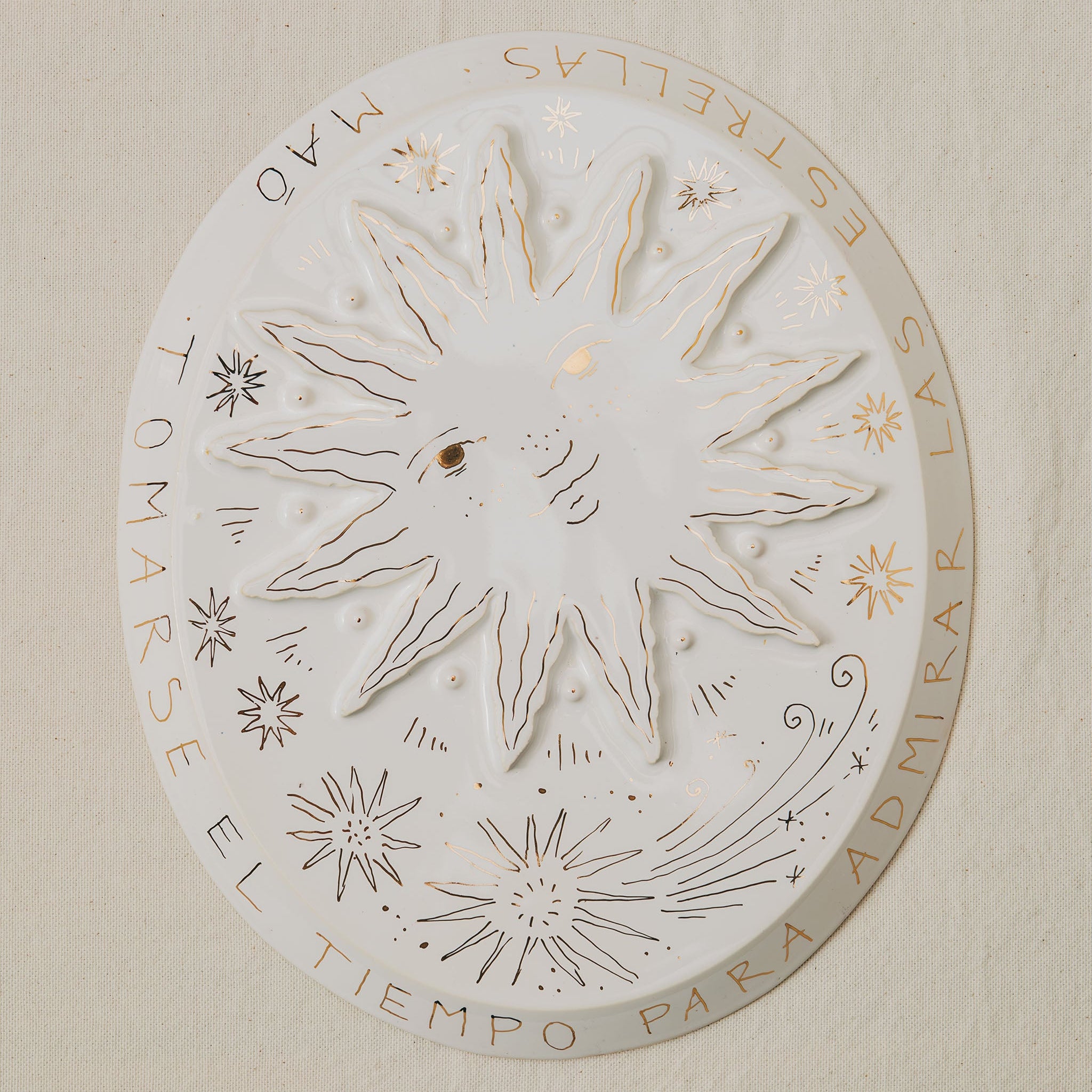 bas relief grand soleil en faïence personnalisable à l'or et à la plume