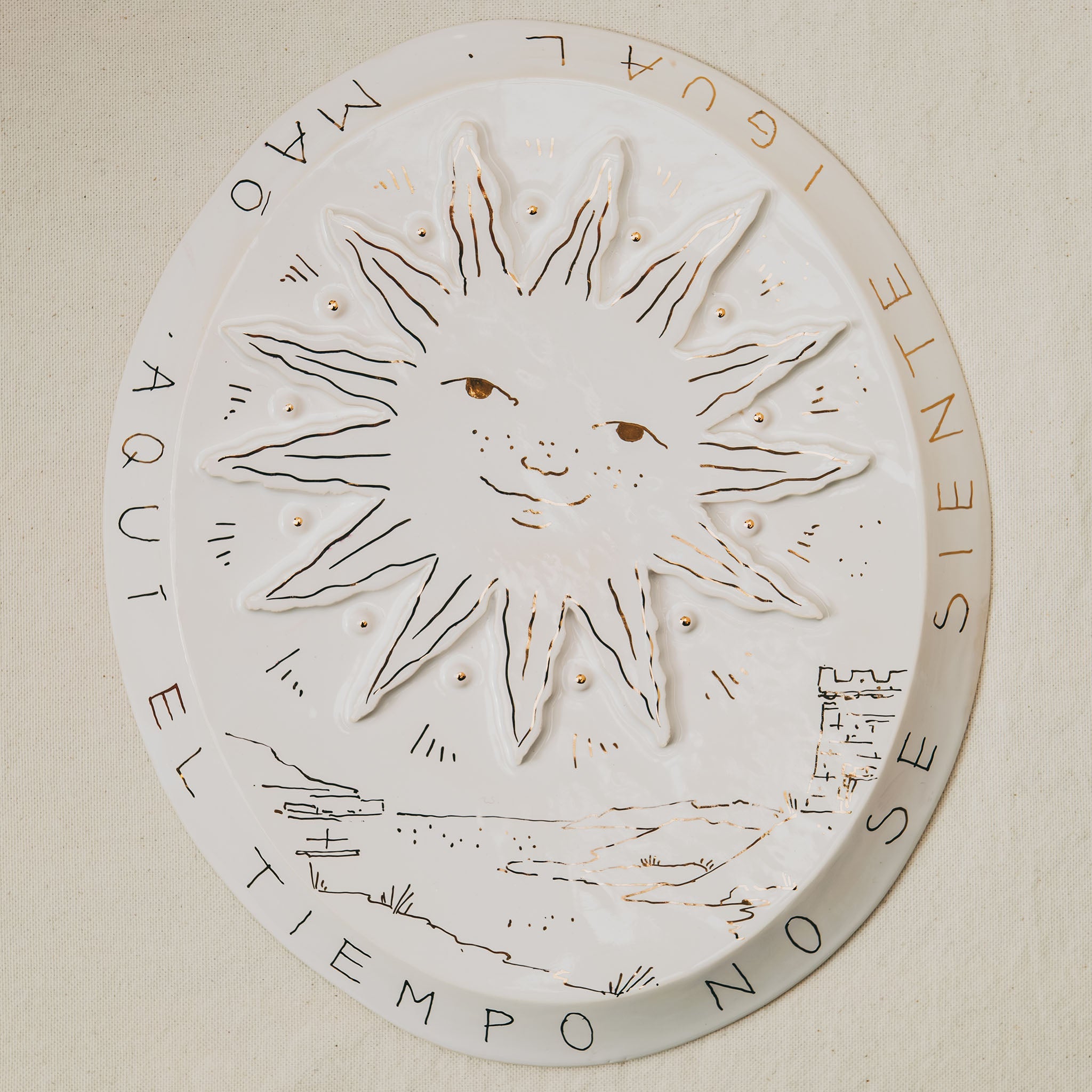 bas relief grand soleil en faïence personnalisable à l'or et à la plume