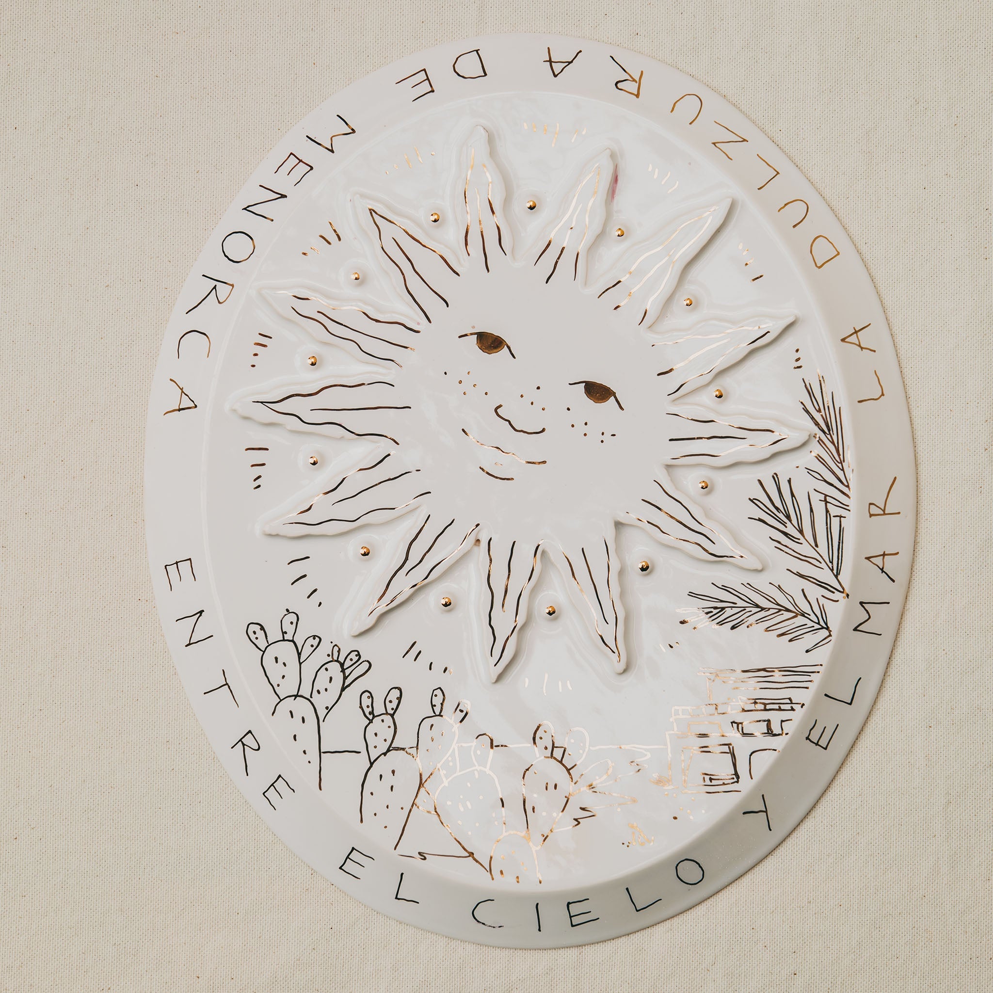 bas relief grand soleil en faïence personnalisable à l'or et à la plume