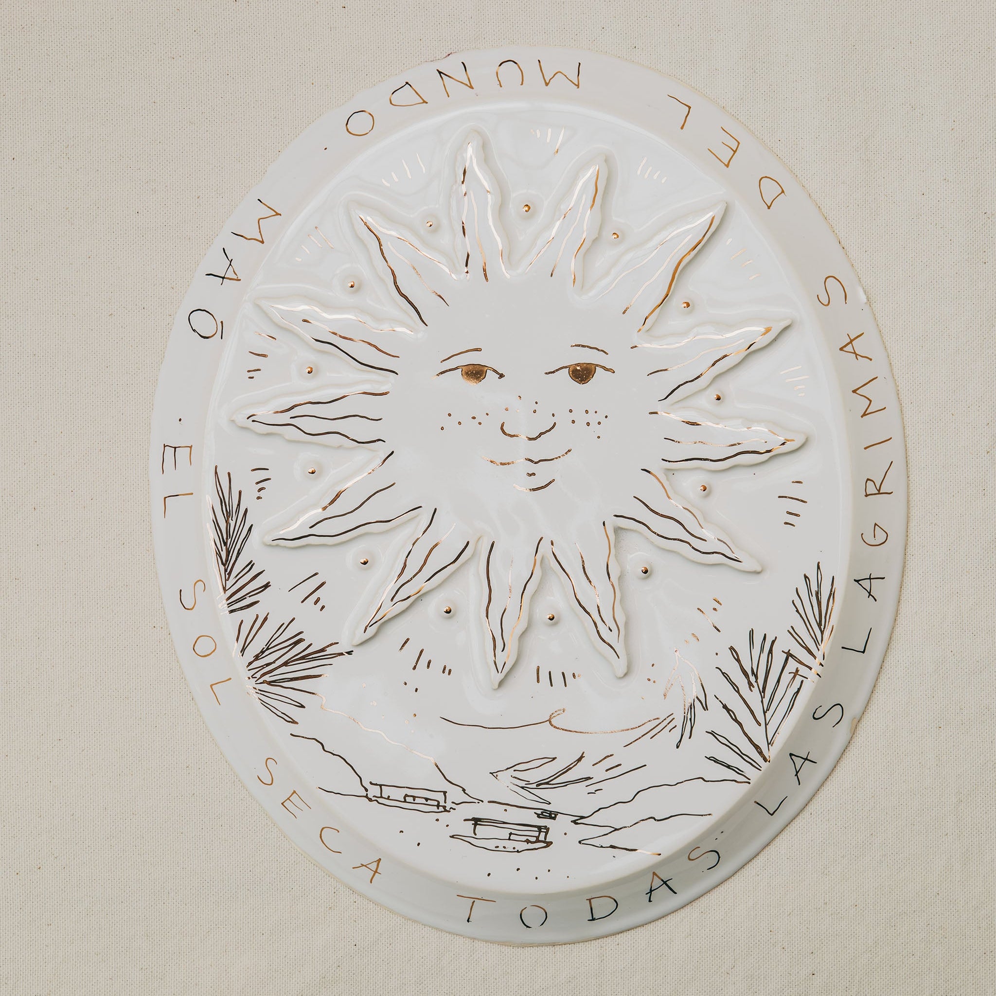 bas relief grand soleil en faïence personnalisable à l'or et à la plume