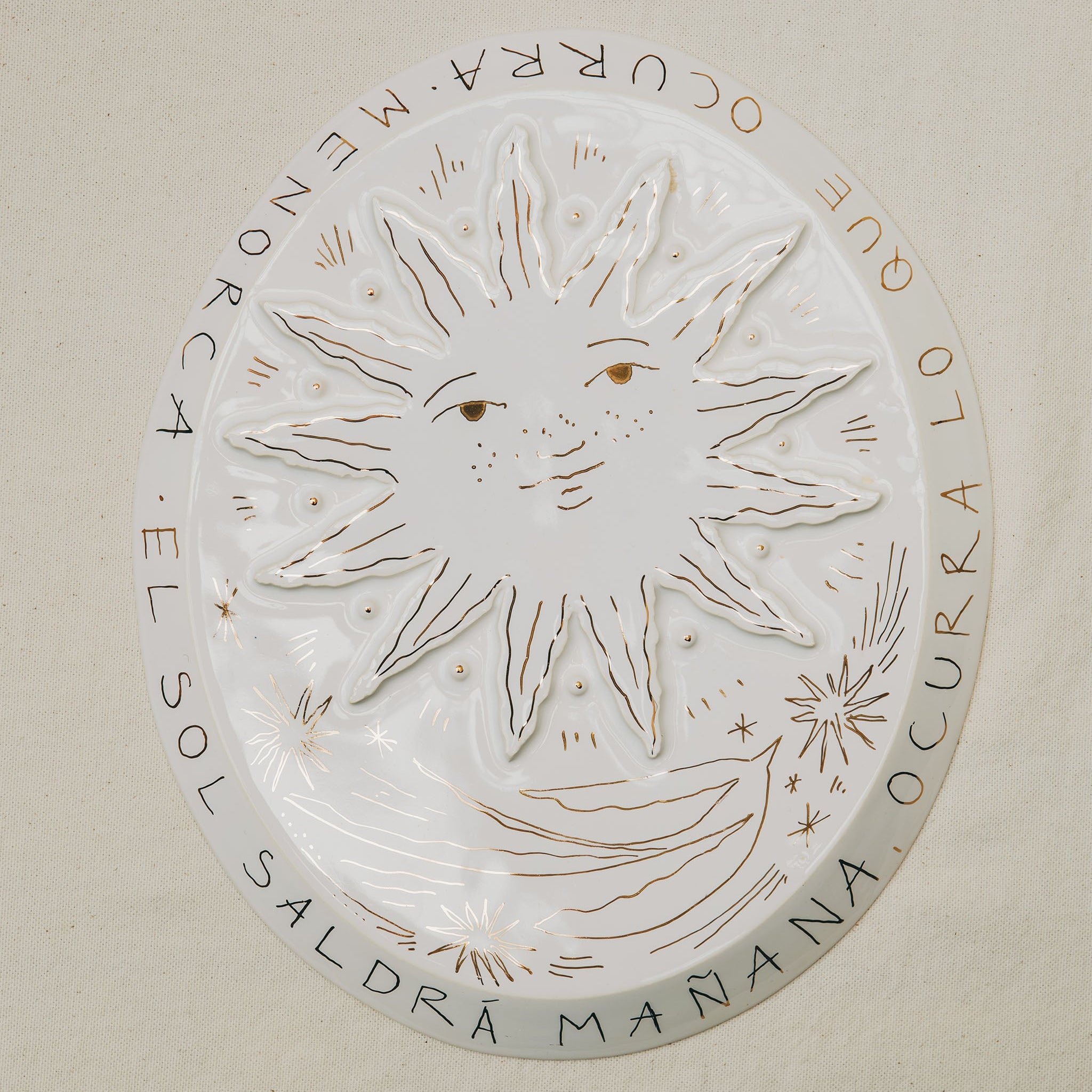 bas relief grand soleil en faïence personnalisable à l'or et à la plume