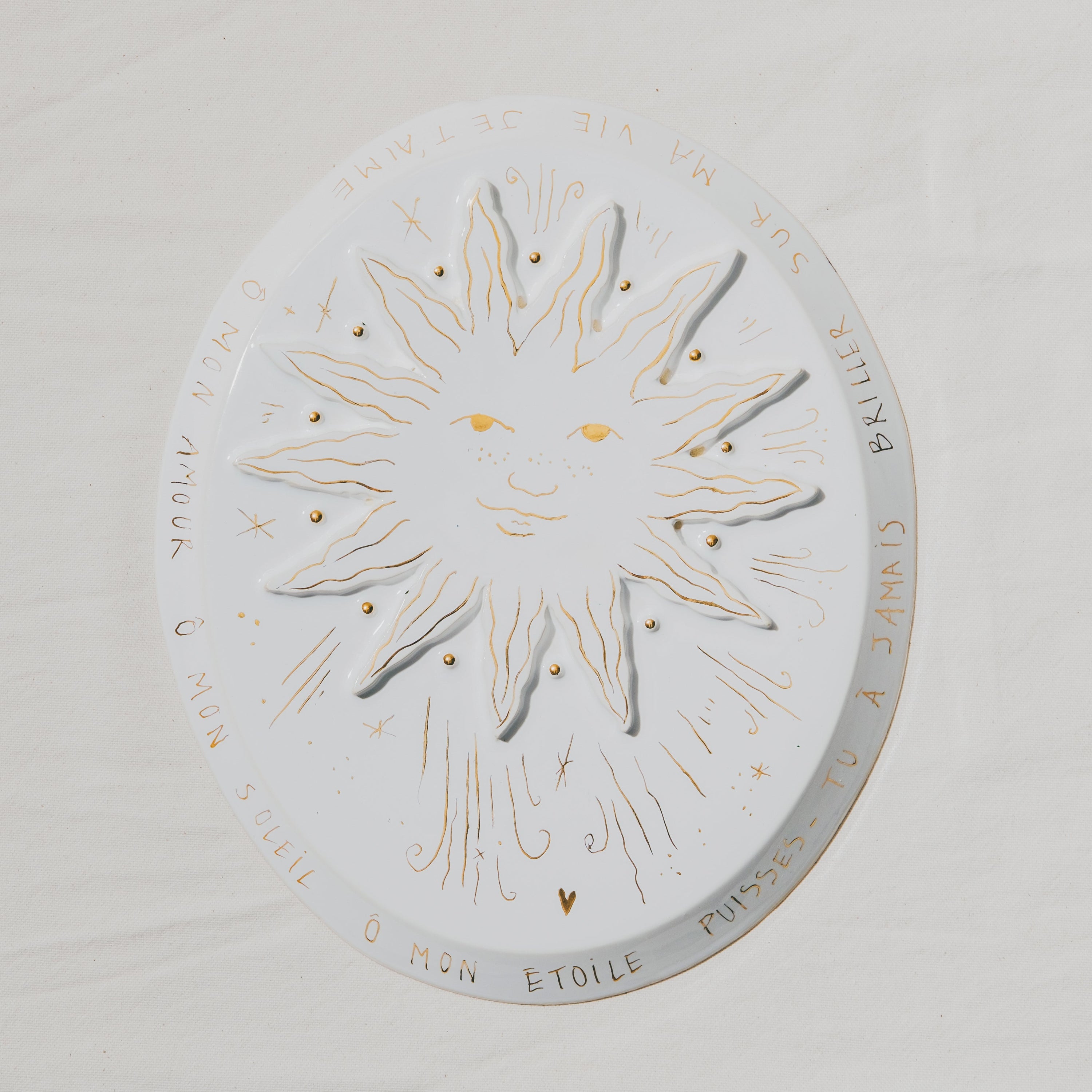 bas relief grand soleil en faïence personnalisable à l'or et à la plume
