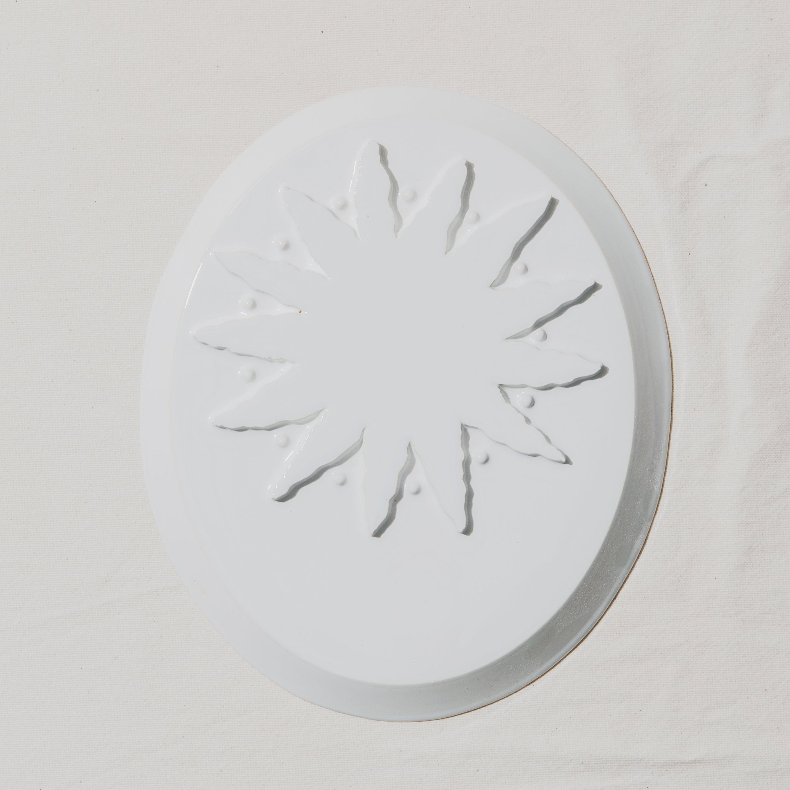 bas relief grand soleil en faïence personnalisable à l'or et à la plume