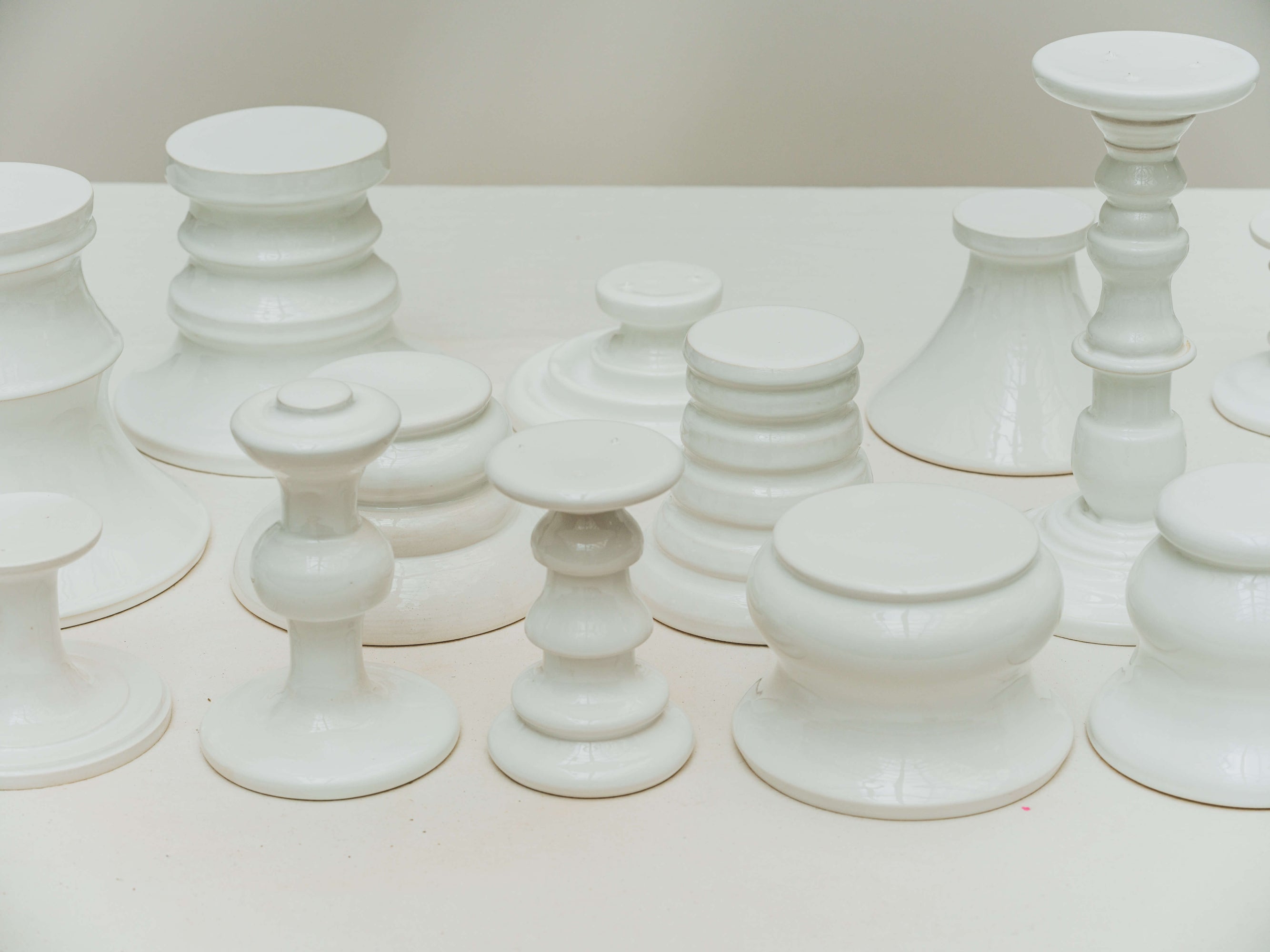 Cette photo montre des objets tournés lors d'un atelier d'initiation au tournage de céramique à l'atelier Grand Soleil à Paris dans le 11e