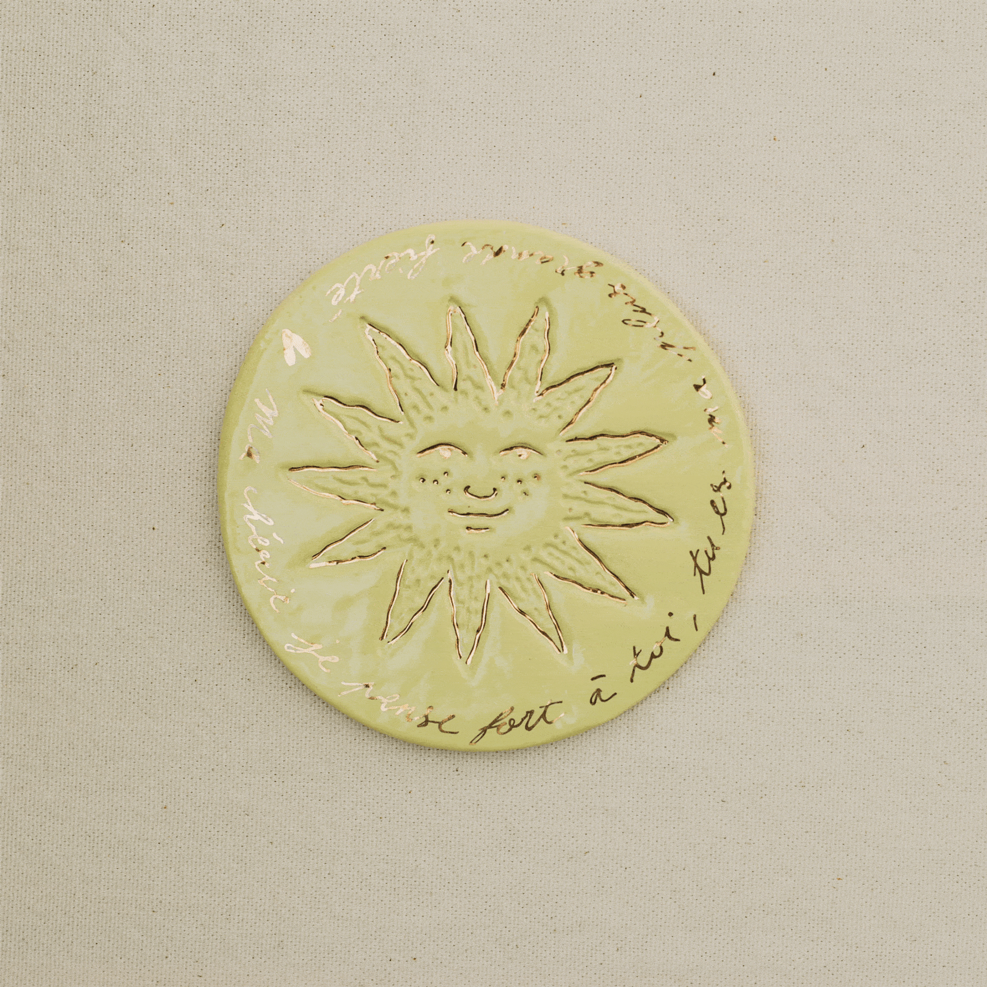 Petits soleils en faïence à poser au mur, personnalisés à la main, à l'or et à la plume. Grand soleil.