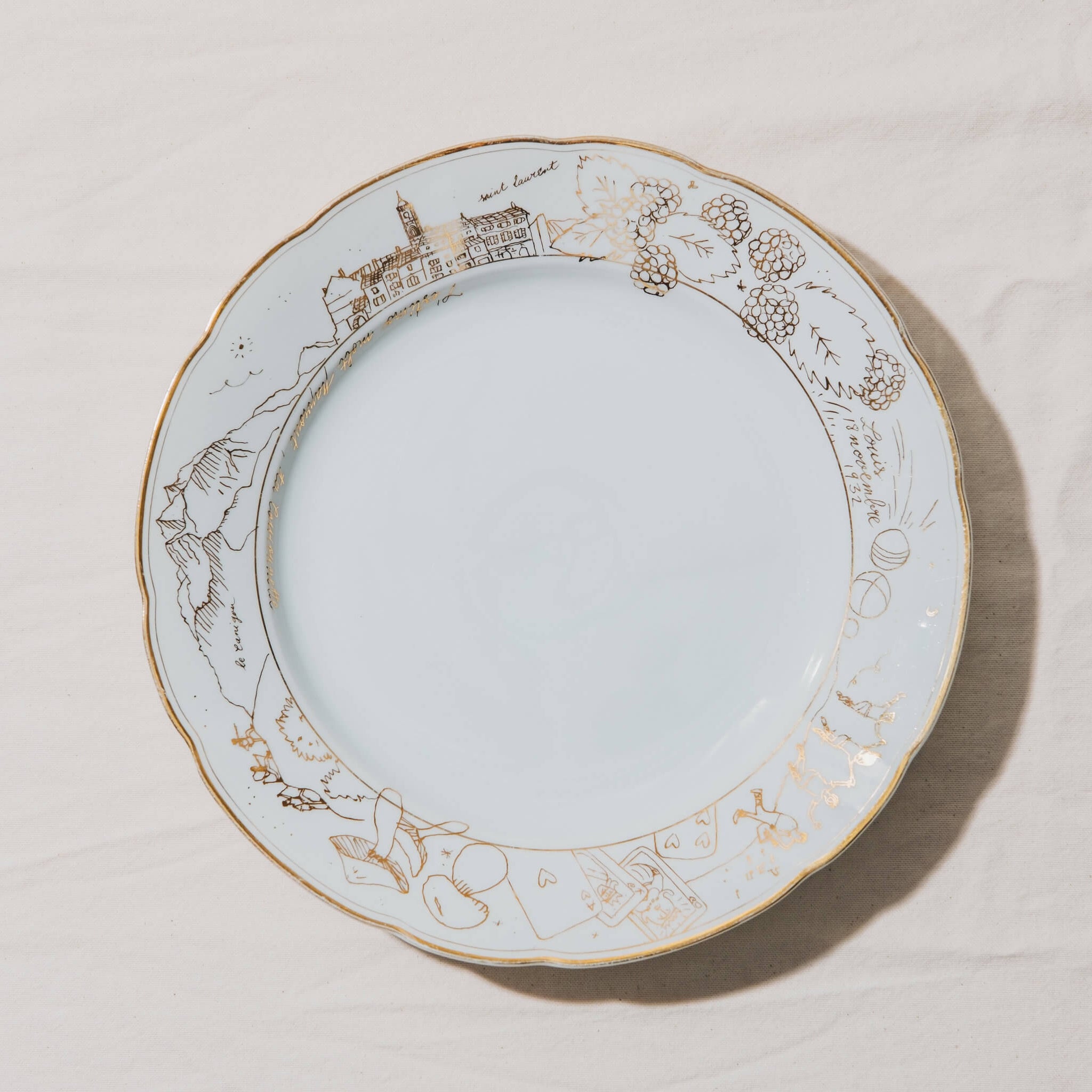 plat en porcelaine vintage personnalisé sur mesure, décor à l'or et à la plume, à l'atelier grand soleil, Paris 11e