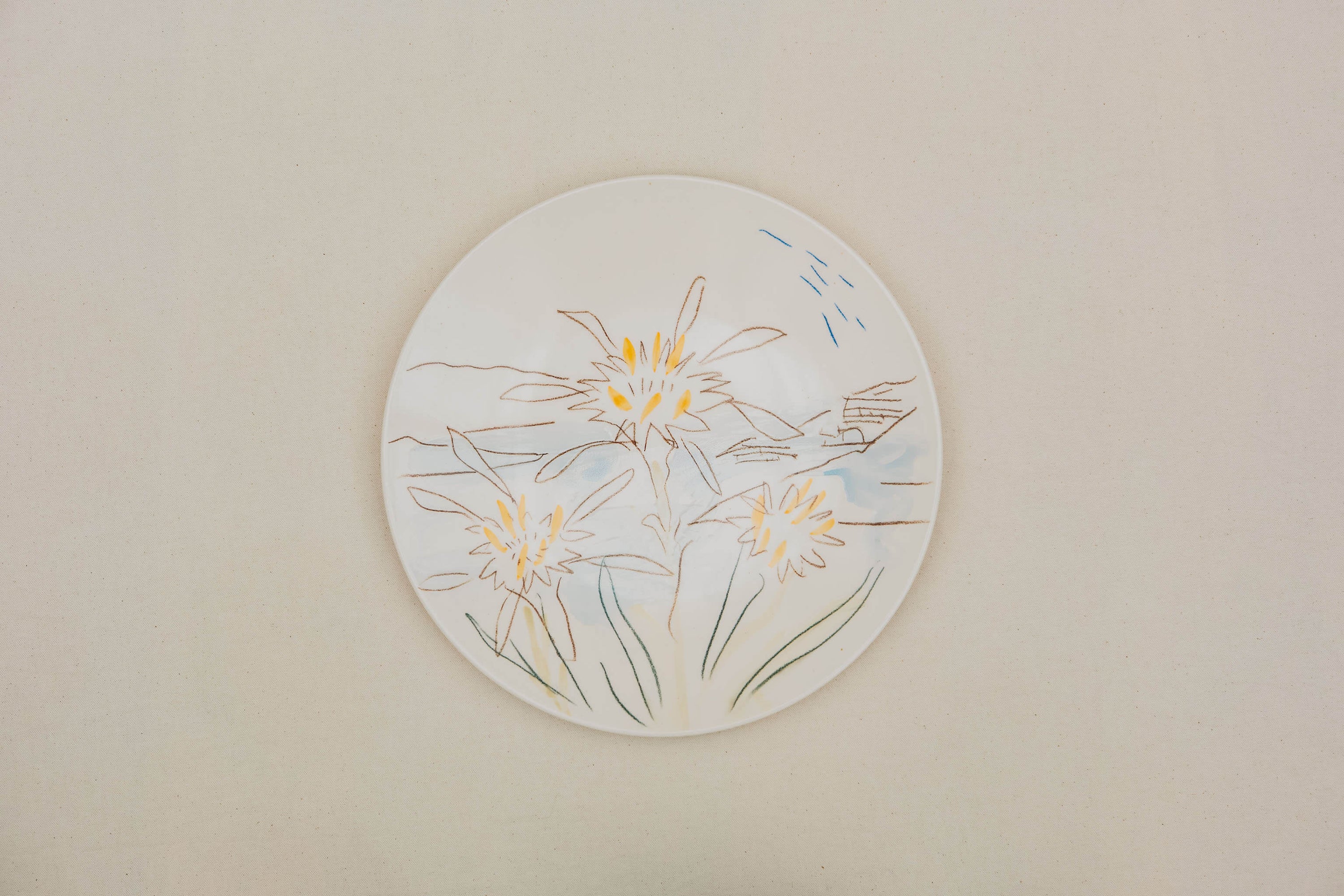 Plat en porcelaine, décoré au crayon à oxyde, à l’engobe puis émaillé.
Possibilité de personnalisation à l'or ou au platine.
Compatible avec un lavage en machine en mode éco.
Motif : lys de mer