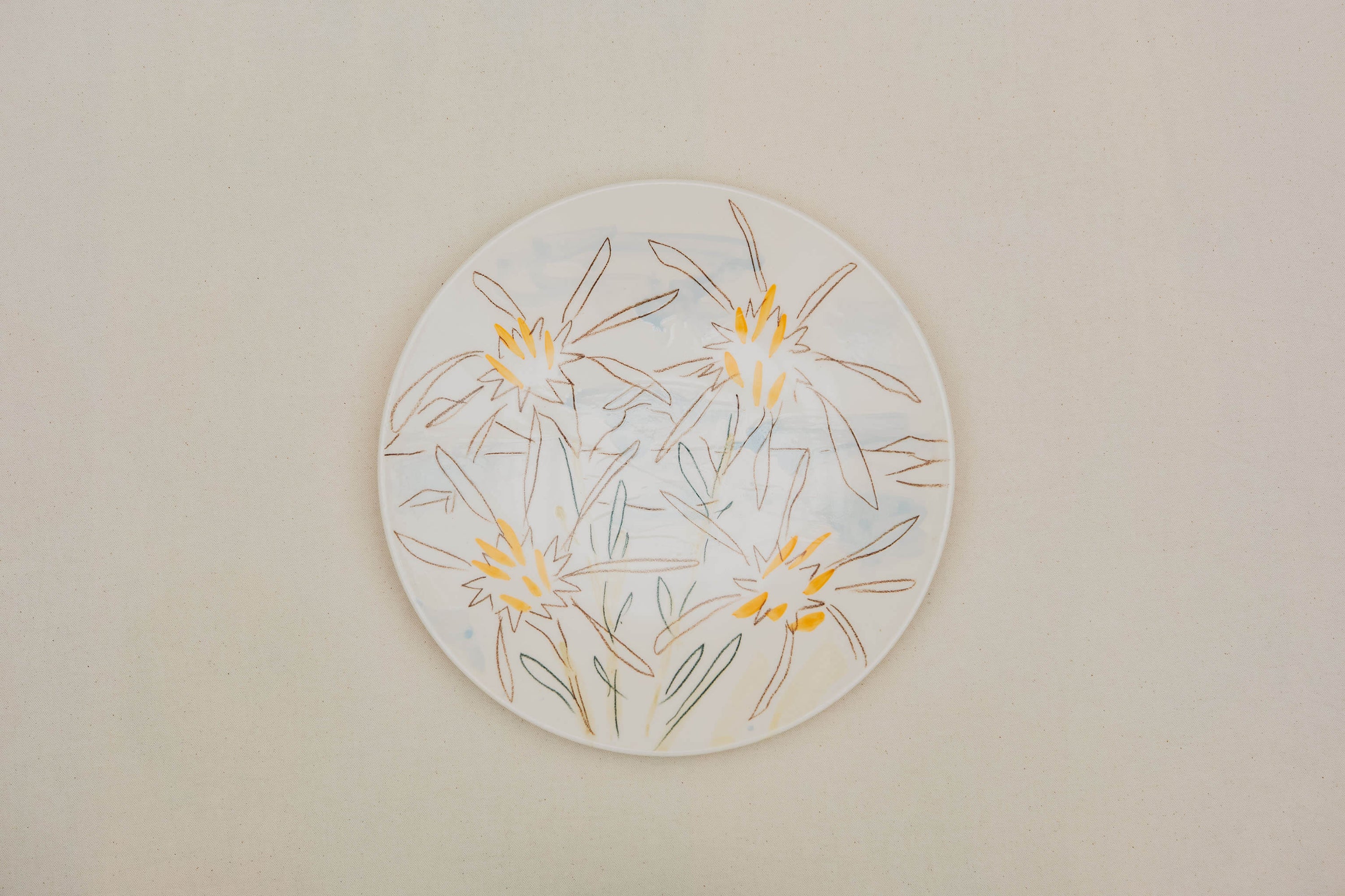 Plat en porcelaine, décoré au crayon à oxyde, à l’engobe puis émaillé.
Possibilité de personnalisation à l'or ou au platine.
Compatible avec un lavage en machine en mode éco.
Motif : lys de mer