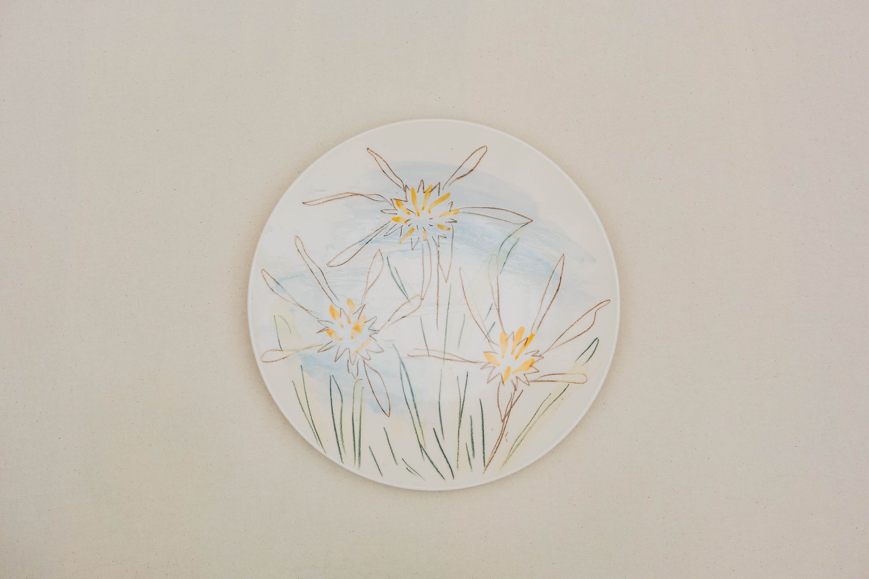Plat en porcelaine, décoré au crayon à oxyde, à l’engobe puis émaillé.
Possibilité de personnalisation à l'or ou au platine.
Compatible avec un lavage en machine en mode éco.
Motif : lys de mer