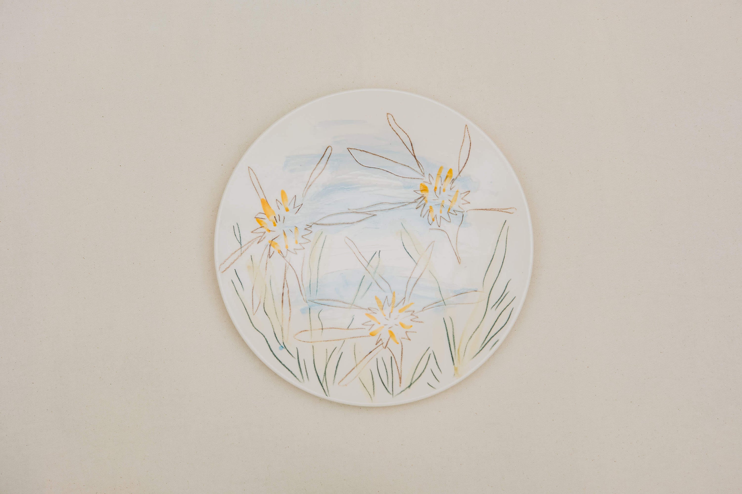 Plat en porcelaine, décoré au crayon à oxyde, à l’engobe puis émaillé.
Possibilité de personnalisation à l'or ou au platine.
Compatible avec un lavage en machine en mode éco.
Motif : lys de mer