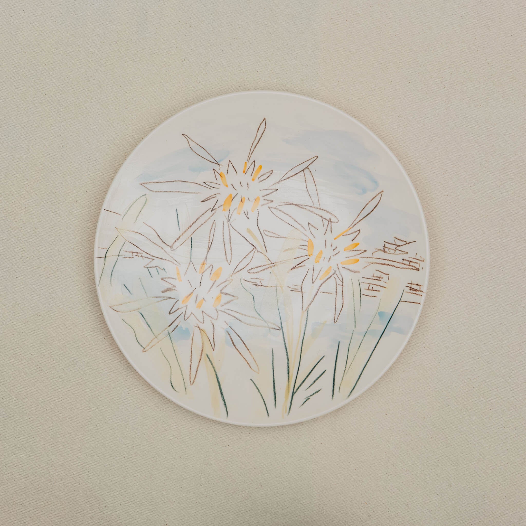 Plat en porcelaine, décoré au crayon à oxyde, à l’engobe puis émaillé.
Possibilité de personnalisation à l'or ou au platine.
Compatible avec un lavage en machine en mode éco.
Motif : lys de mer