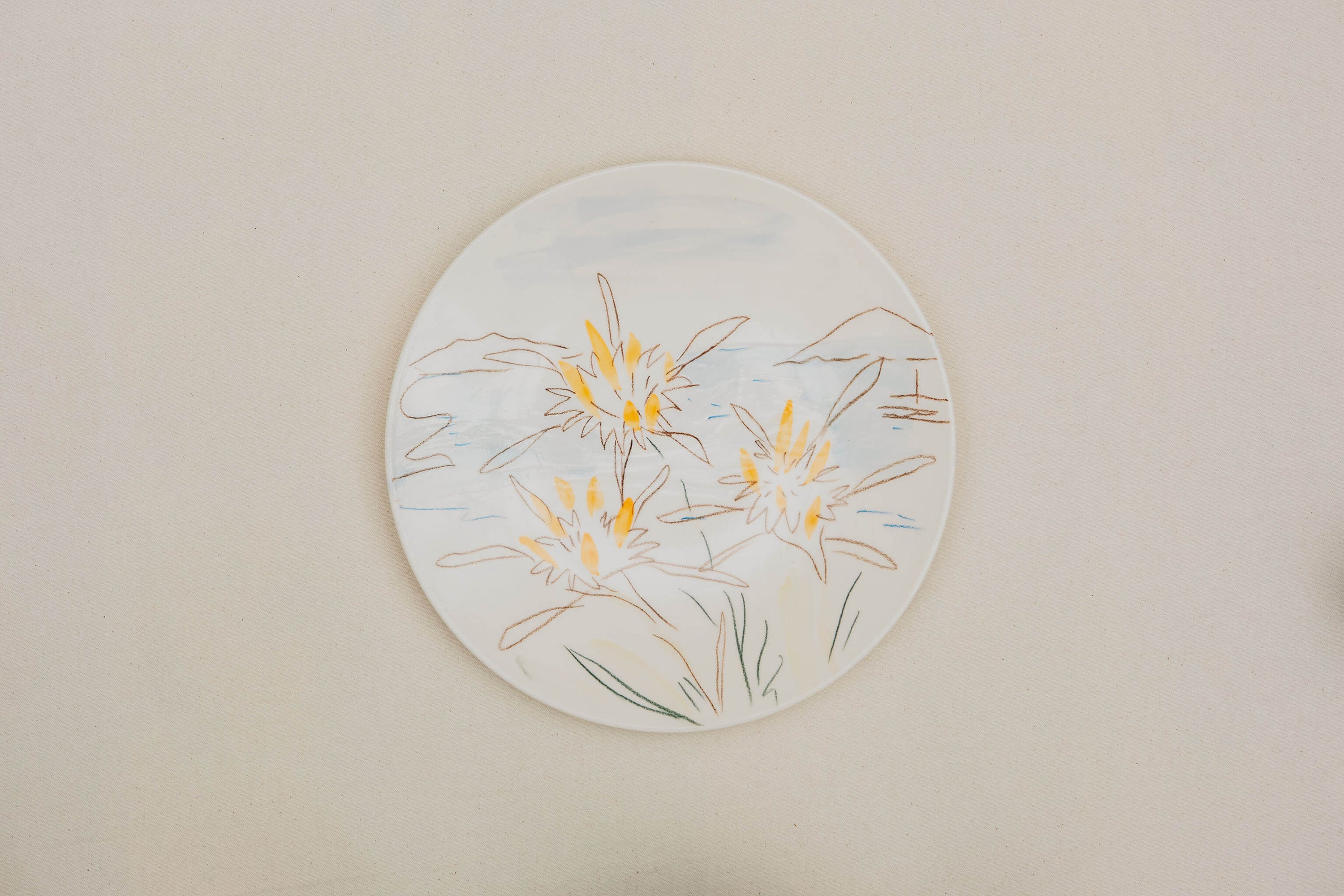 Plat en porcelaine, décoré au crayon à oxyde, à l’engobe puis émaillé.
Possibilité de personnalisation à l'or ou au platine.
Compatible avec un lavage en machine en mode éco.
Motif : lys de mer