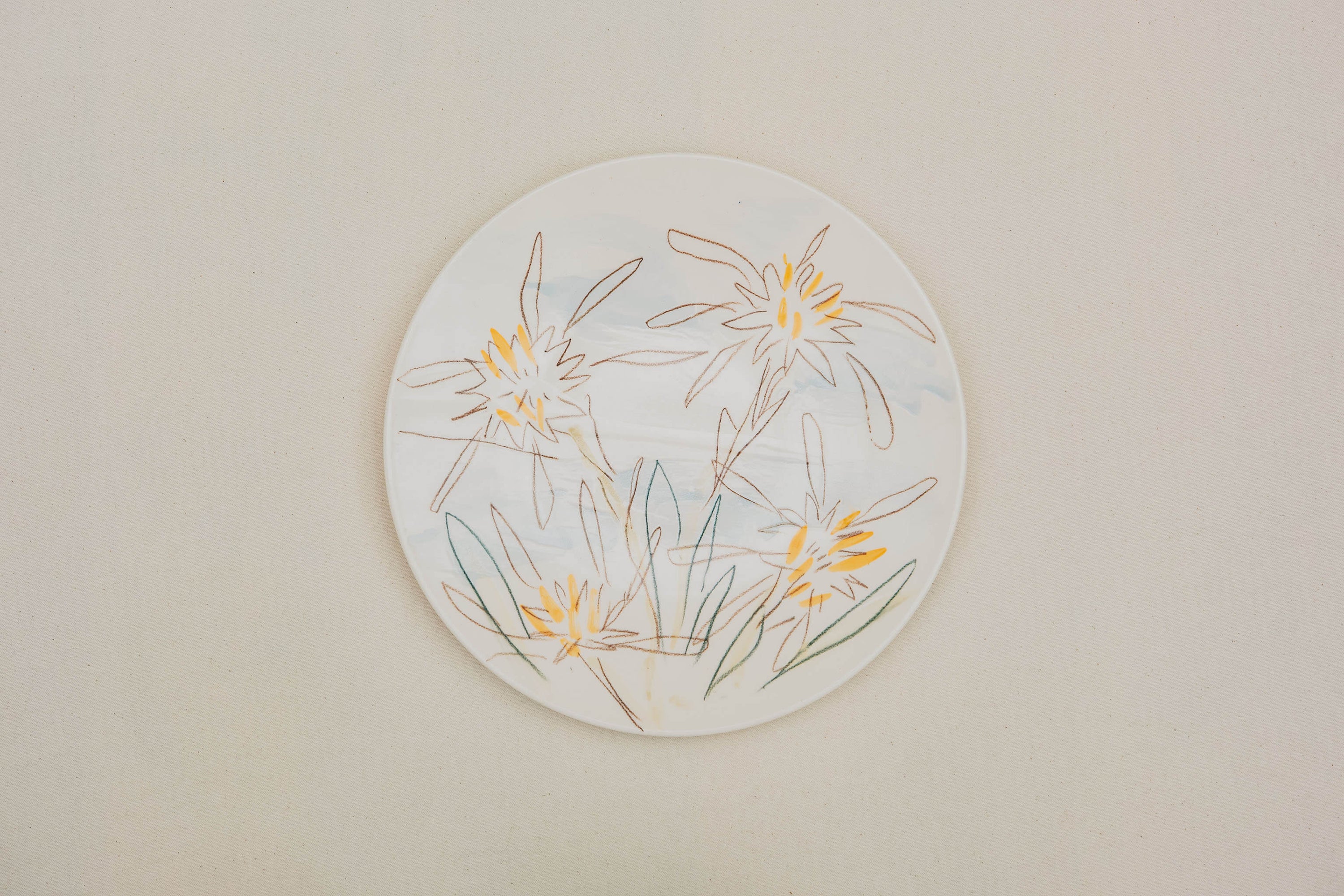 Plat en porcelaine, décoré au crayon à oxyde, à l’engobe puis émaillé.
Possibilité de personnalisation à l'or ou au platine.
Compatible avec un lavage en machine en mode éco.
Motif : lys de mer
