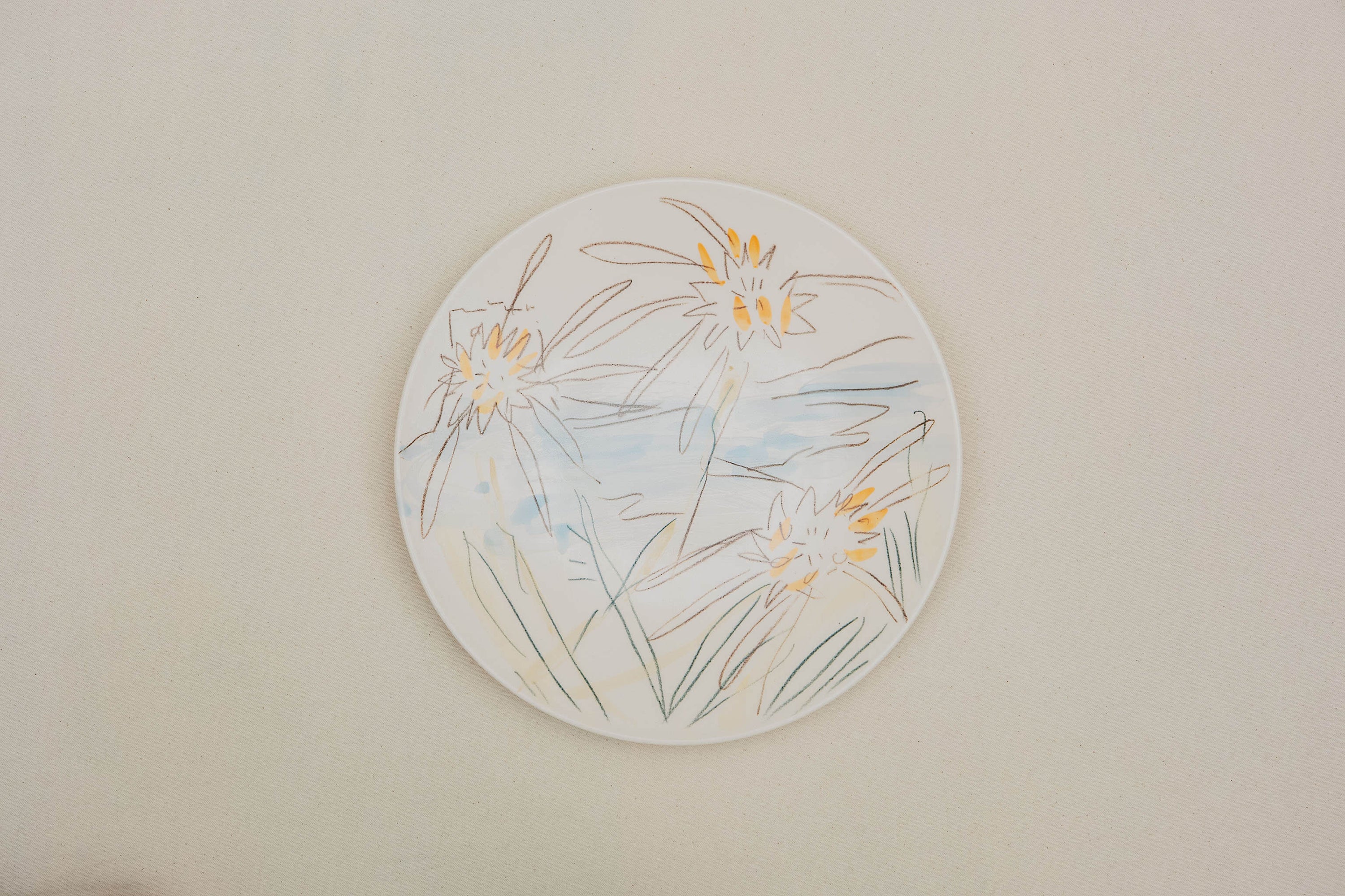 Plat en porcelaine, décoré au crayon à oxyde, à l’engobe puis émaillé.
Possibilité de personnalisation à l'or ou au platine.
Compatible avec un lavage en machine en mode éco.
Motif : lys de mer