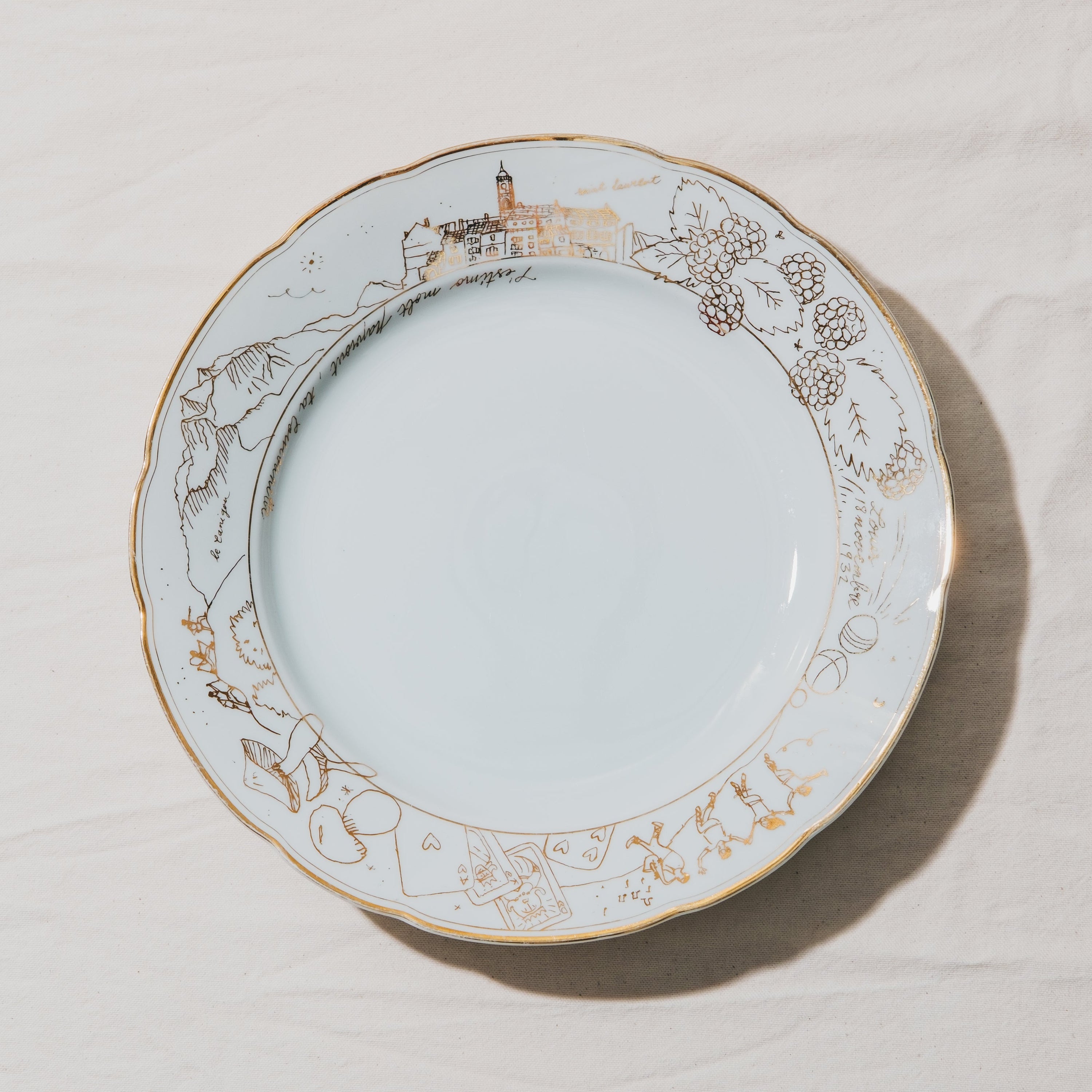 plat de service en porcelaine vintage personnalisé sur mesure, décor à l'or et à la plume, à l'atelier grand soleil, Paris 11e
