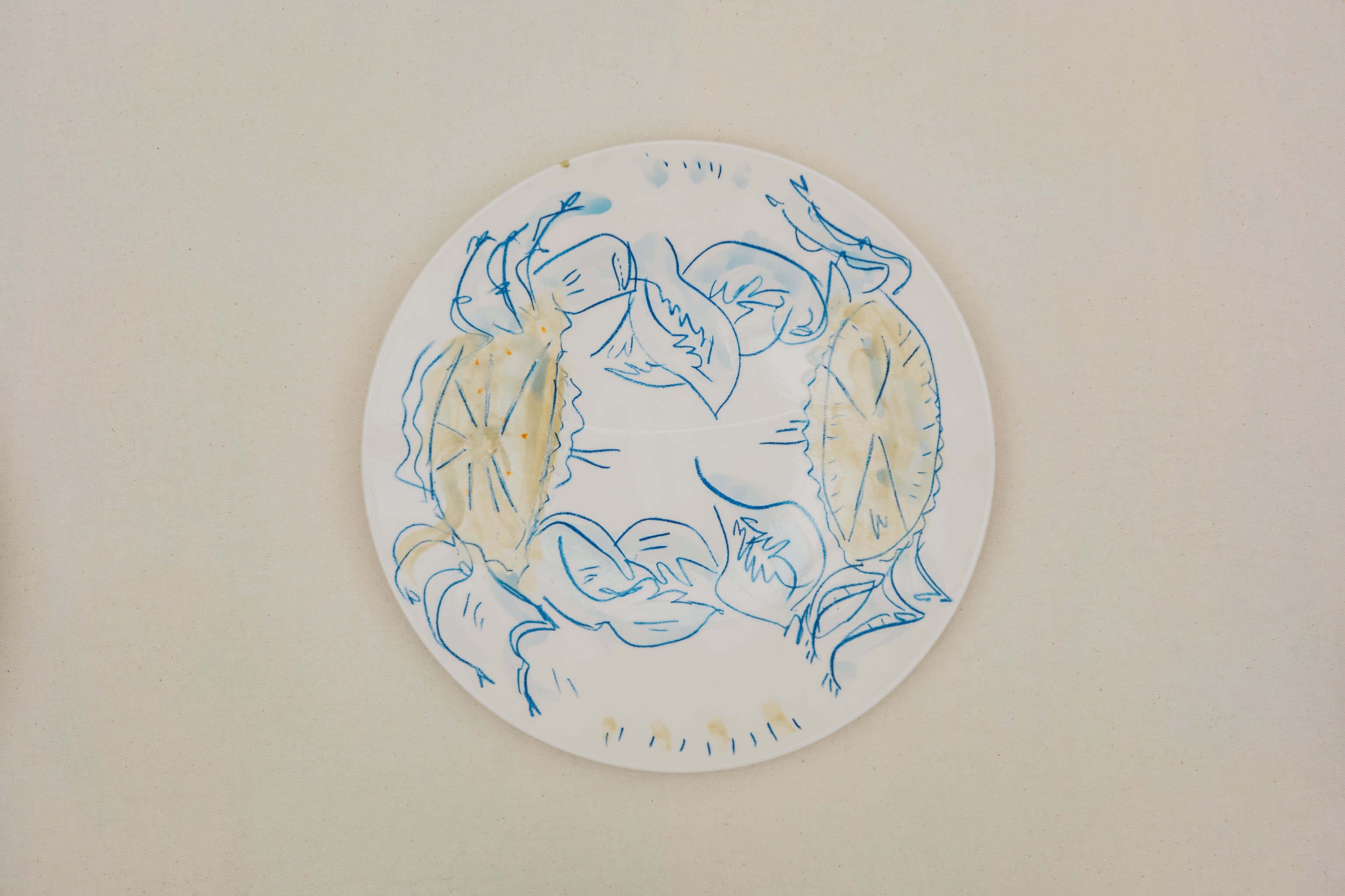 Plat en porcelaine, décoré au crayon à oxyde, à l’engobe puis émaillé.
Possibilité de personnalisation à l'or ou au platine.
Compatible avec un lavage en machine en mode éco.
Motif : crabes bleus et beige