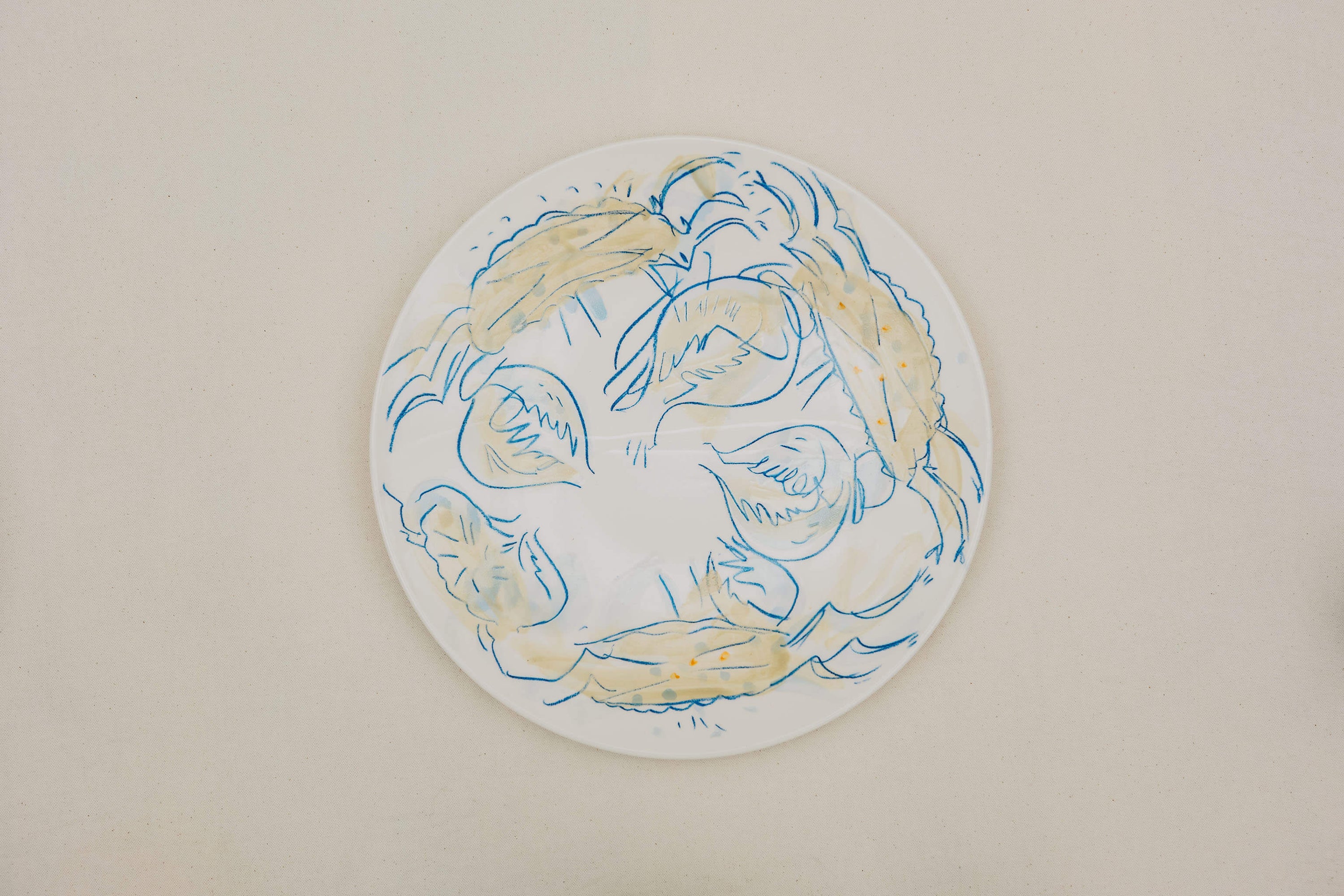 Plat en porcelaine, décoré au crayon à oxyde, à l’engobe puis émaillé.
Possibilité de personnalisation à l'or ou au platine.
Compatible avec un lavage en machine en mode éco.
Motif : crabes bleus et beige