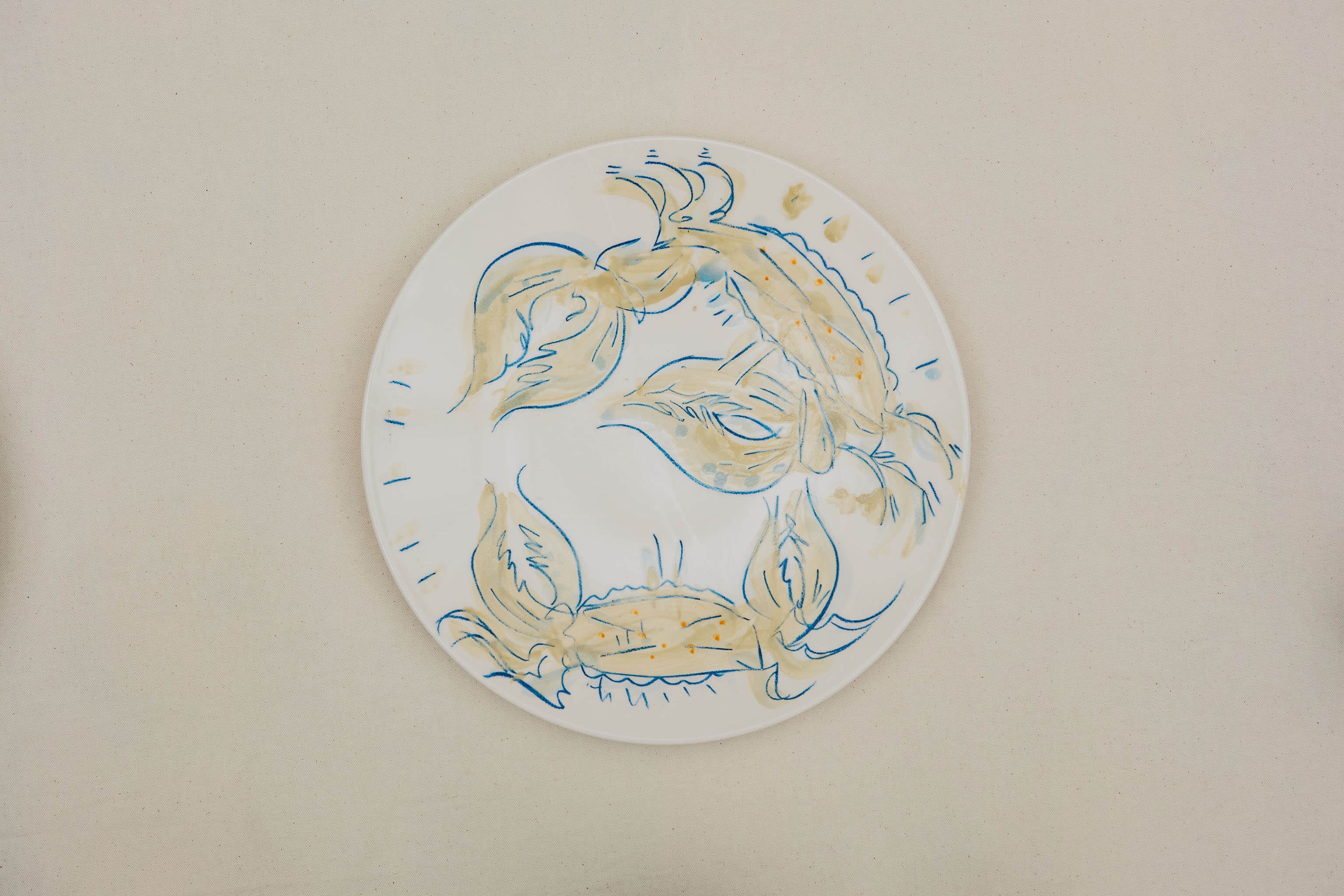 Plat en porcelaine, décoré au crayon à oxyde, à l’engobe puis émaillé.
Possibilité de personnalisation à l'or ou au platine.
Compatible avec un lavage en machine en mode éco.
Motif : crabes bleus et beige