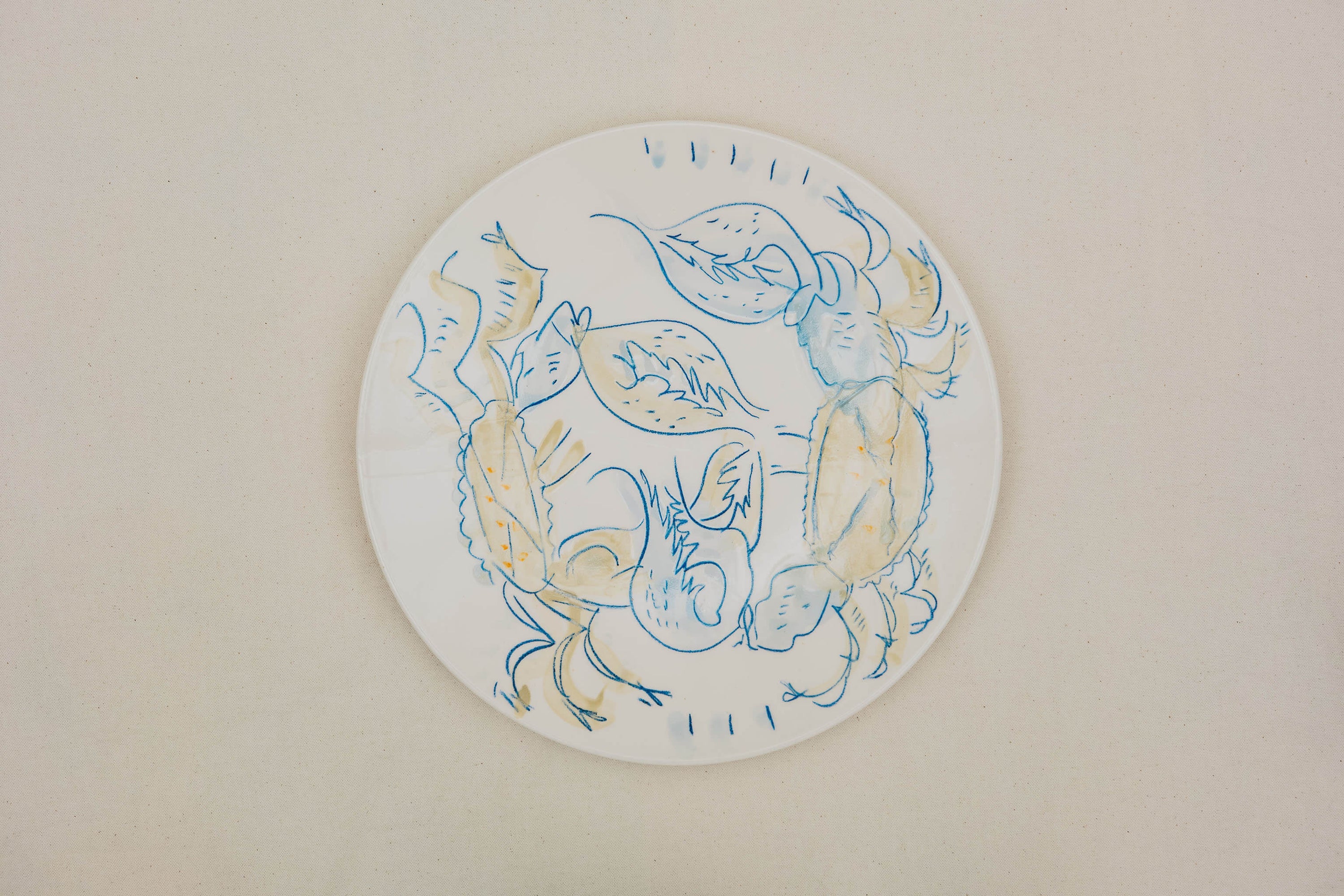 Plat en porcelaine, décoré au crayon à oxyde, à l’engobe puis émaillé.
Possibilité de personnalisation à l'or ou au platine.
Compatible avec un lavage en machine en mode éco.
Motif : crabes bleus et beige