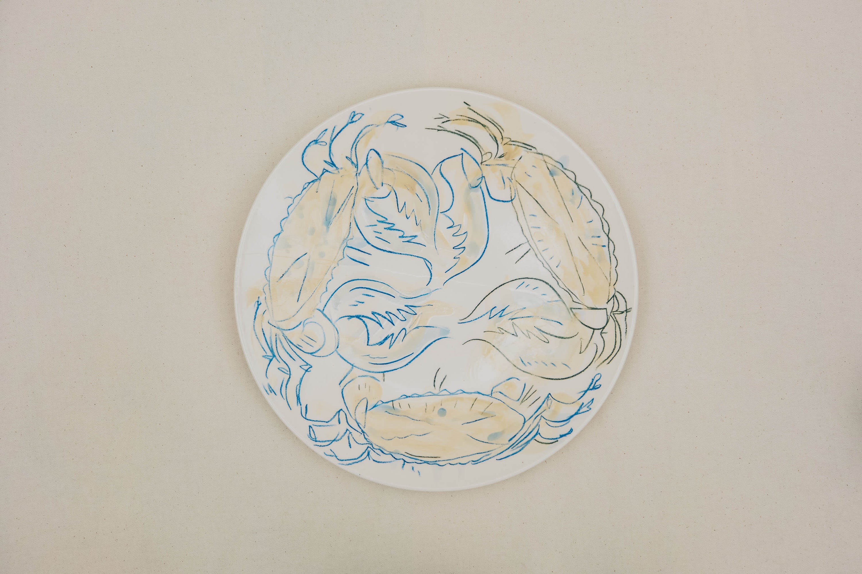 Plat en porcelaine, décoré au crayon à oxyde, à l’engobe puis émaillé.
Possibilité de personnalisation à l'or ou au platine.
Compatible avec un lavage en machine en mode éco.
Motif : crabes bleus et beige