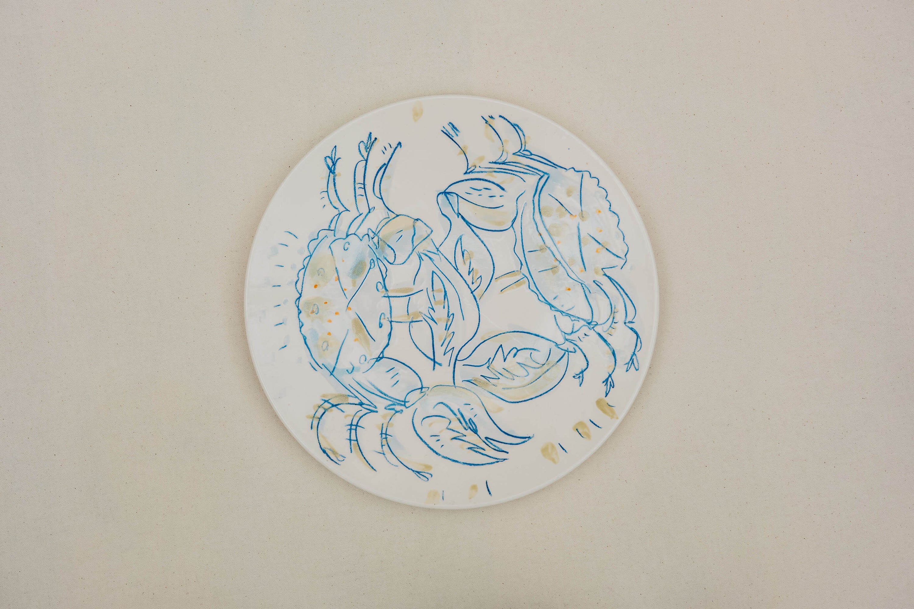 Plat en porcelaine, décoré au crayon à oxyde, à l’engobe puis émaillé.
Possibilité de personnalisation à l'or ou au platine.
Compatible avec un lavage en machine en mode éco.
Motif : crabes bleus et beige
