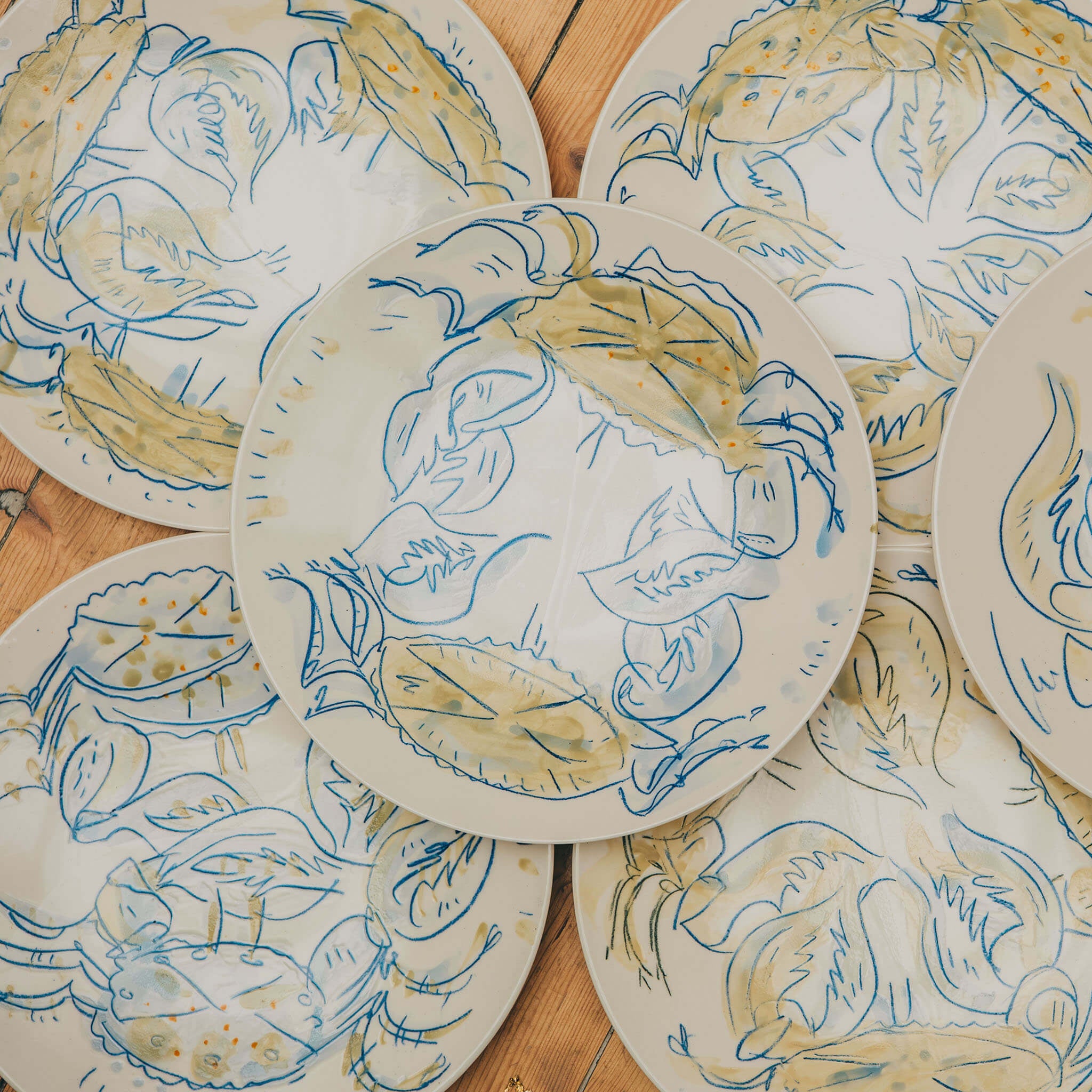 Plats en porcelaine, décorés au crayon à oxyde, à l’engobe puis émaillés.
Possibilité de personnalisation à l'or ou au platine.
Compatibles avec un lavage en machine en mode éco.
Motif : crabes bleus et beige