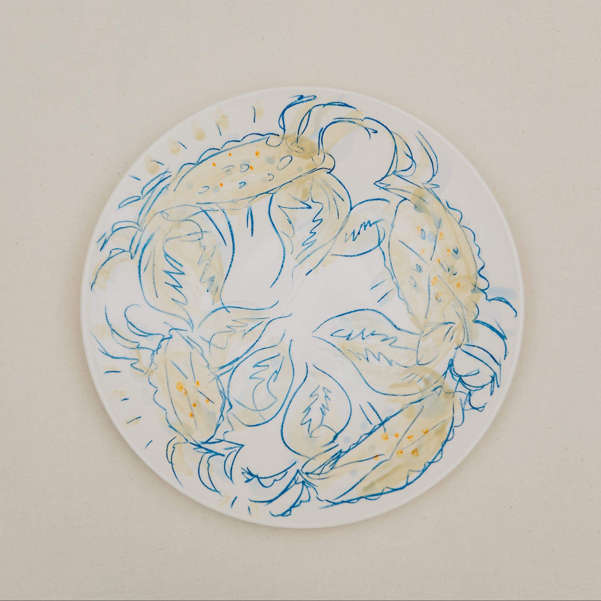 Plat en porcelaine, décoré au crayon à oxyde, à l’engobe puis émaillé.
Possibilité de personnalisation à l'or ou au platine.
Compatible avec un lavage en machine en mode éco.
Motif : crabes bleus et beige