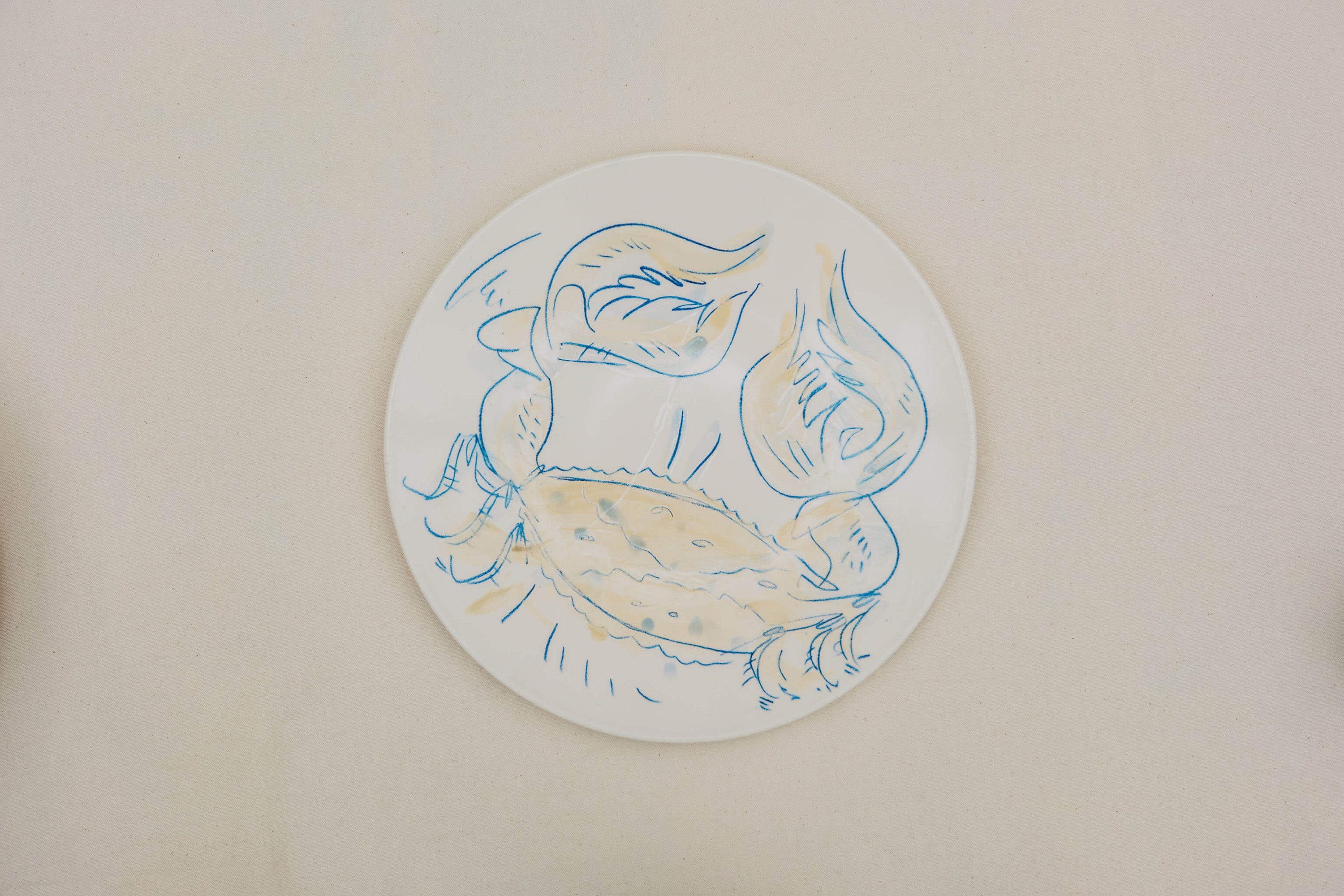 Plat en porcelaine, décoré au crayon à oxyde, à l’engobe puis émaillé.
Possibilité de personnalisation à l'or ou au platine.
Compatible avec un lavage en machine en mode éco.
Motif : crabes bleus et beige