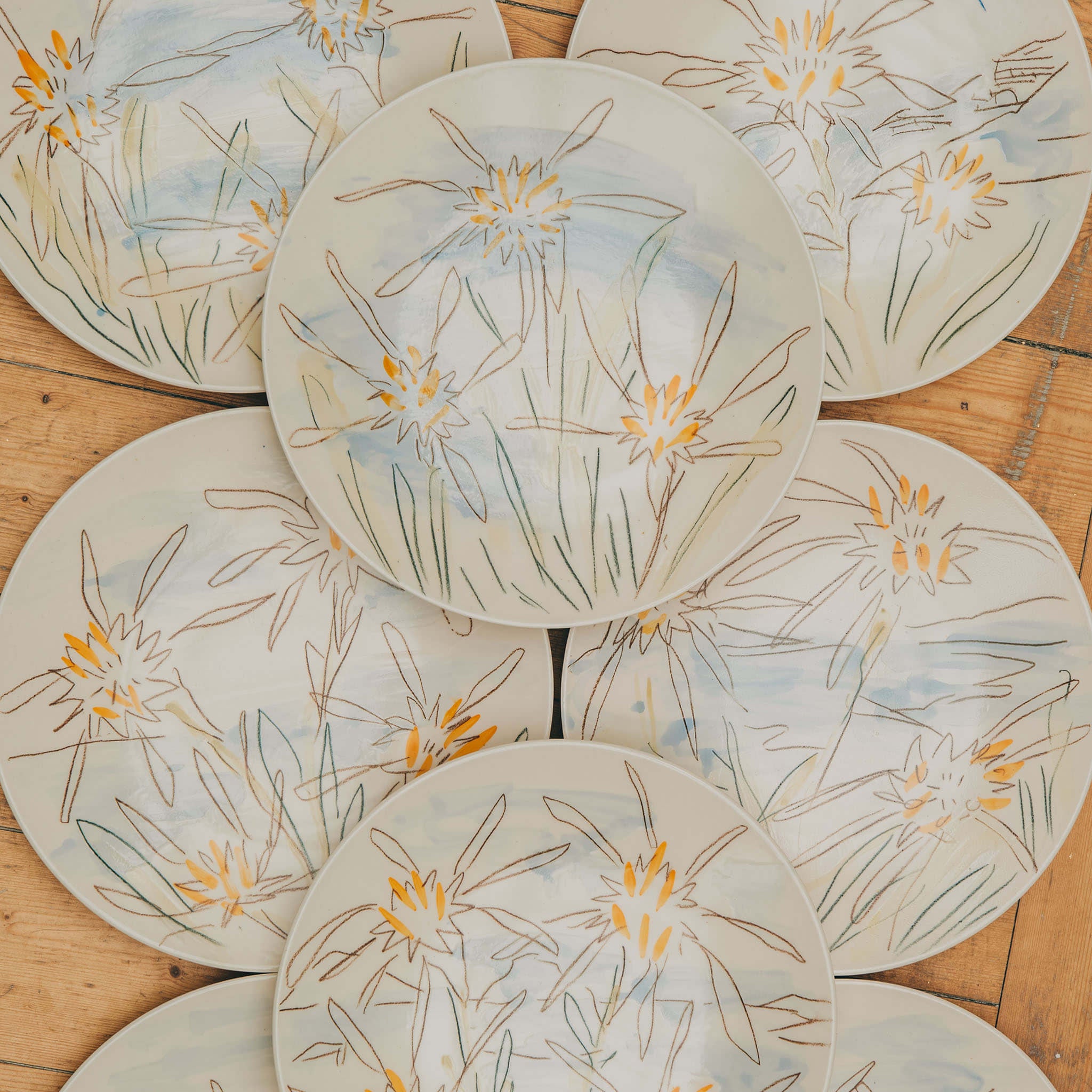 Plat en porcelaine, décoré au crayon à oxyde, à l’engobe puis émaillé.
Possibilité de personnalisation à l'or ou au platine.
Compatible avec un lavage en machine en mode éco.
Motif : lys de mer