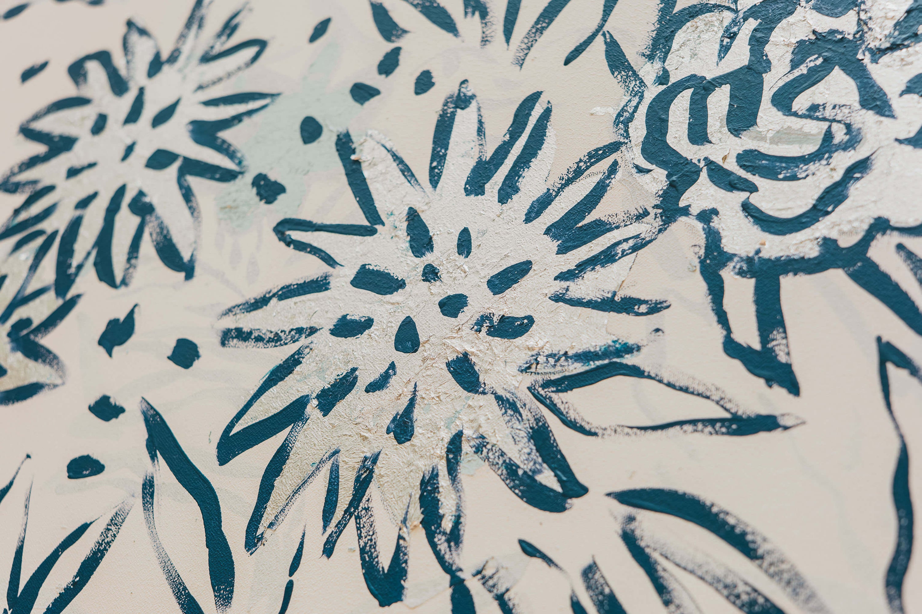 [Détail] Tableau original peint à la main par Arnold d'Alger. Technique mixte peinture acrylique et dorure aux feuilles dorée et platinée.