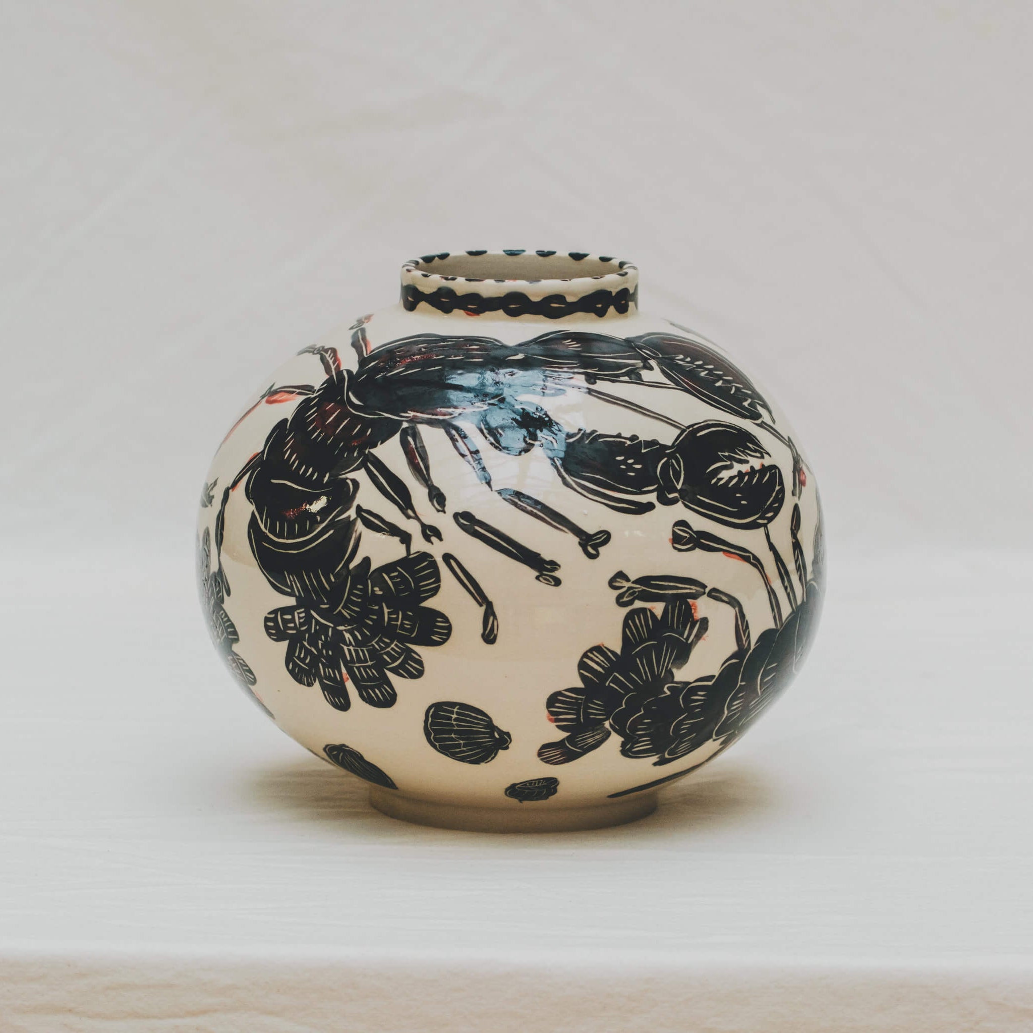 Vase tourné à l'atelier grand soleil à Paris, grès décorée à l’engobe émaillé transparent, par Arnold d'Alger, personnalisable à la demande, motif homard
