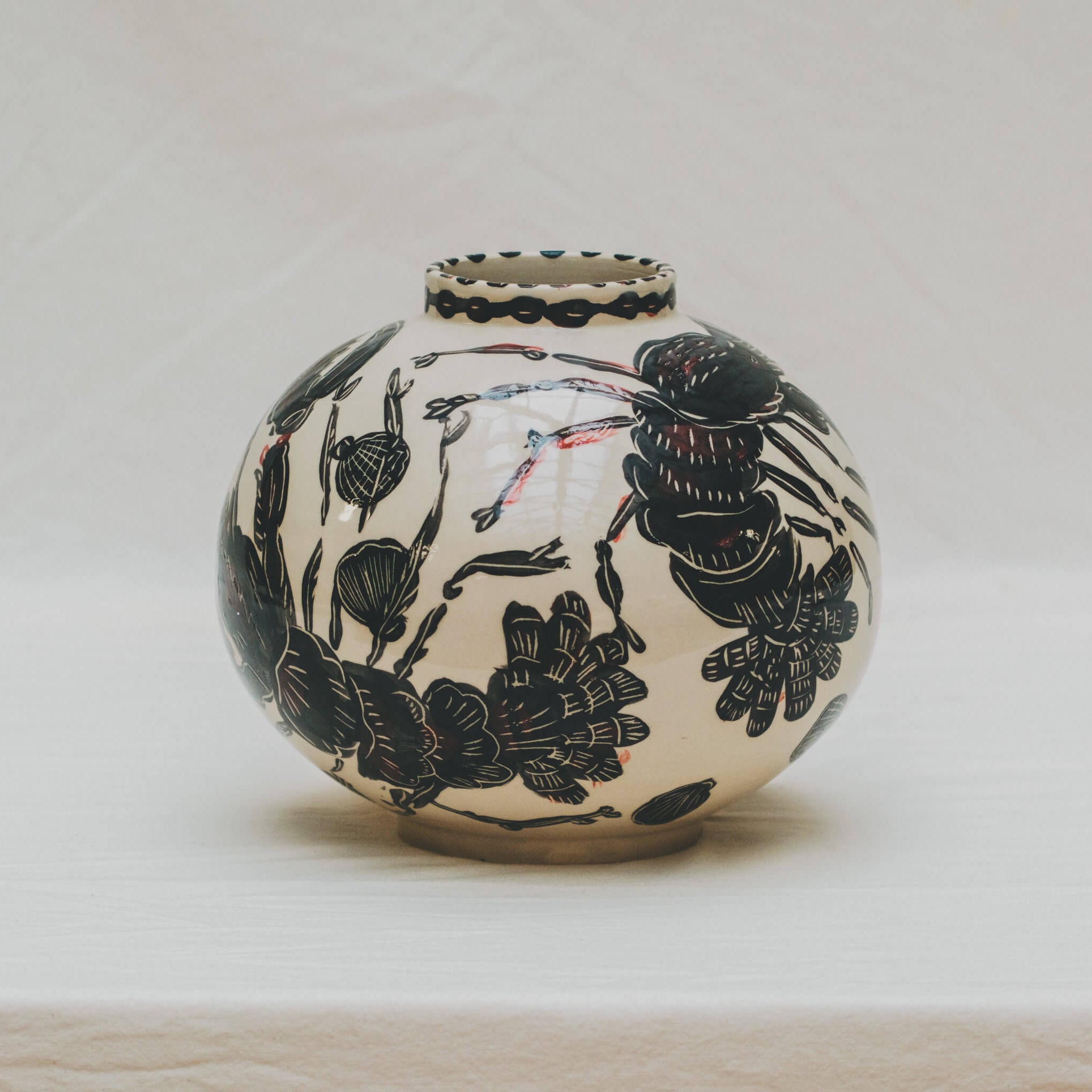 Vase tourné à l'atelier grand soleil à Paris, grès décorée à l’engobe émaillé transparent, par Arnold d'Alger, personnalisable à la demande, motif homard