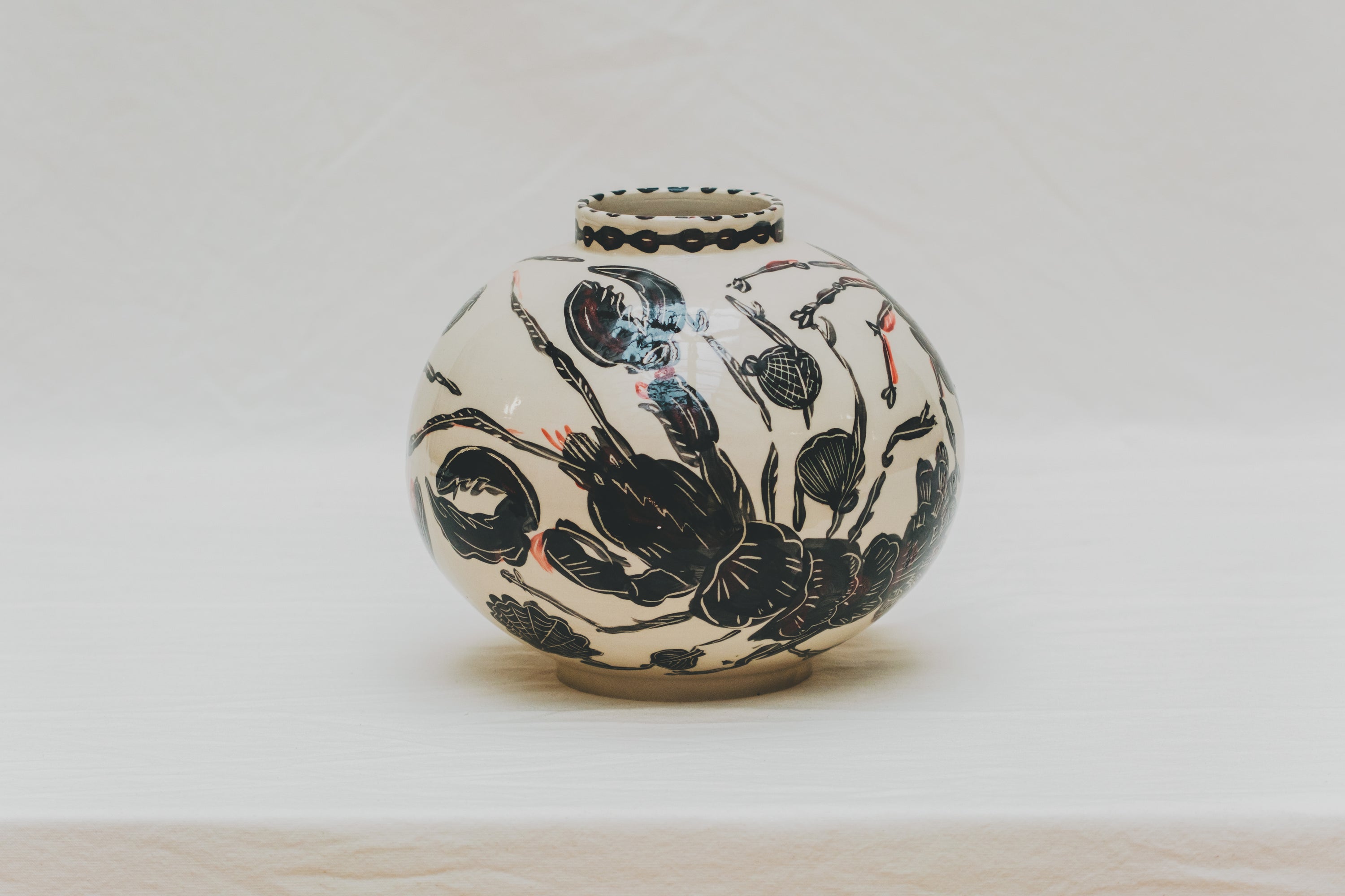 Vase tourné à l'atelier grand soleil à Paris, grès décorée à l’engobe émaillé transparent, par Arnold d'Alger, personnalisable à la demande, motif homard