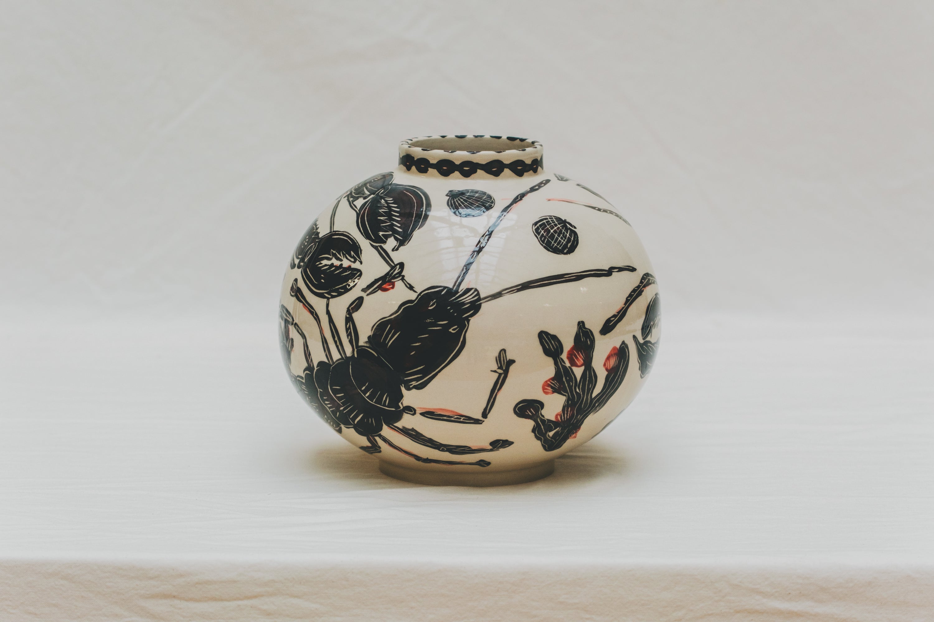 Vase tourné à l'atelier grand soleil à Paris, grès décorée à l’engobe émaillé transparent, par Arnold d'Alger, personnalisable à la demande, motif homard