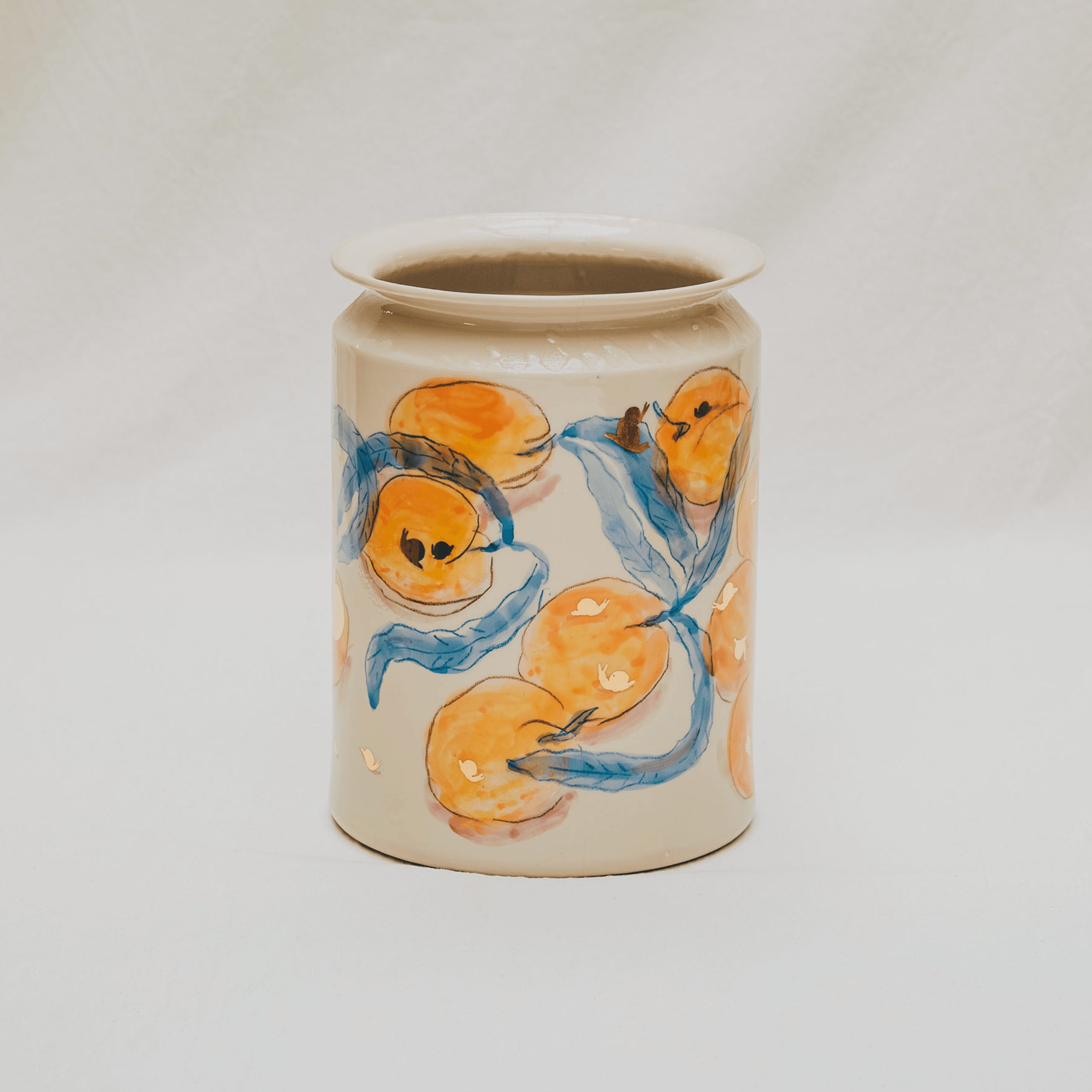 vase droit en céramique décoré à la main à l'atelier grand soleil motif abricots et escargots dorés