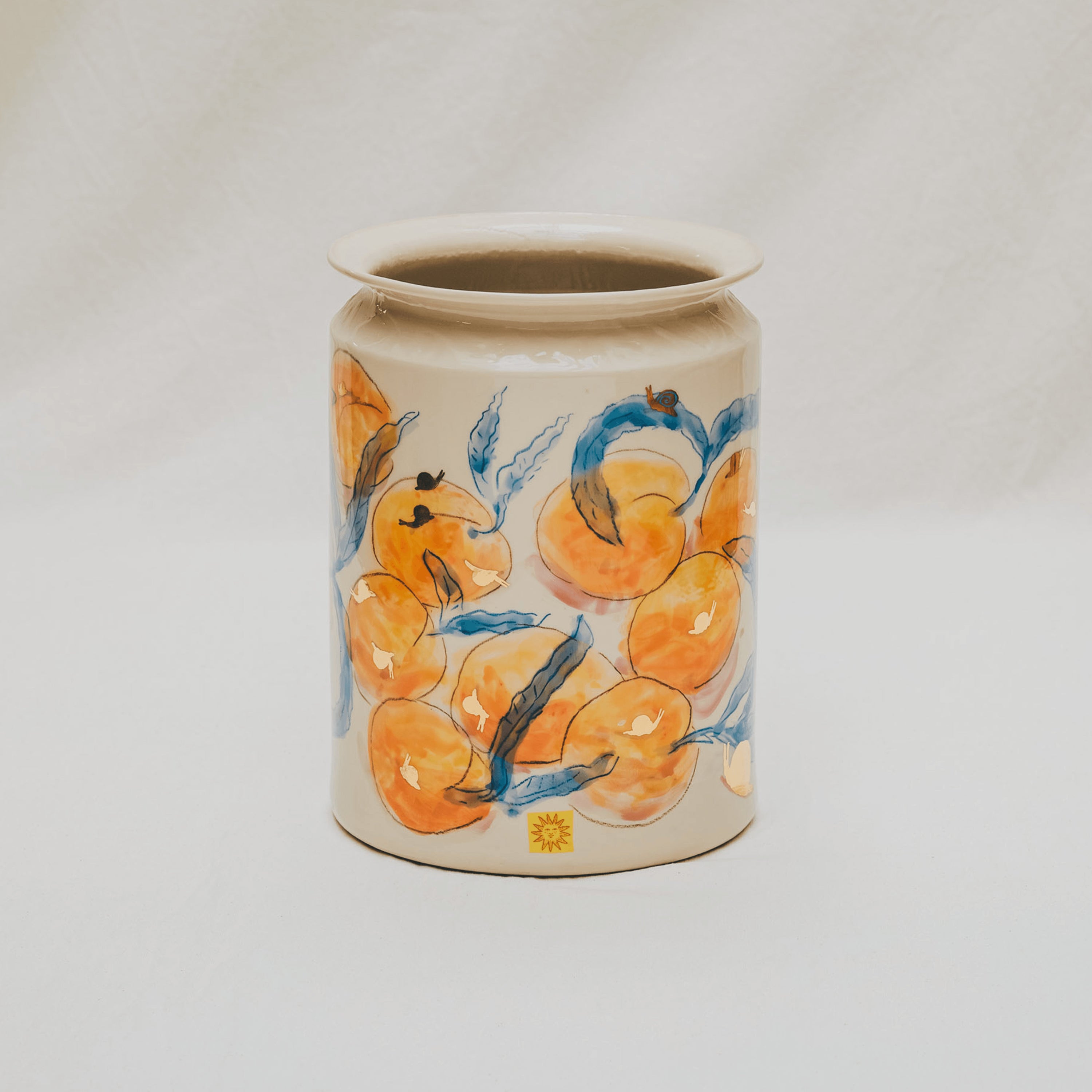 vase droit en céramique décoré à la main à l'atelier grand soleil motif abricots et escargots dorés