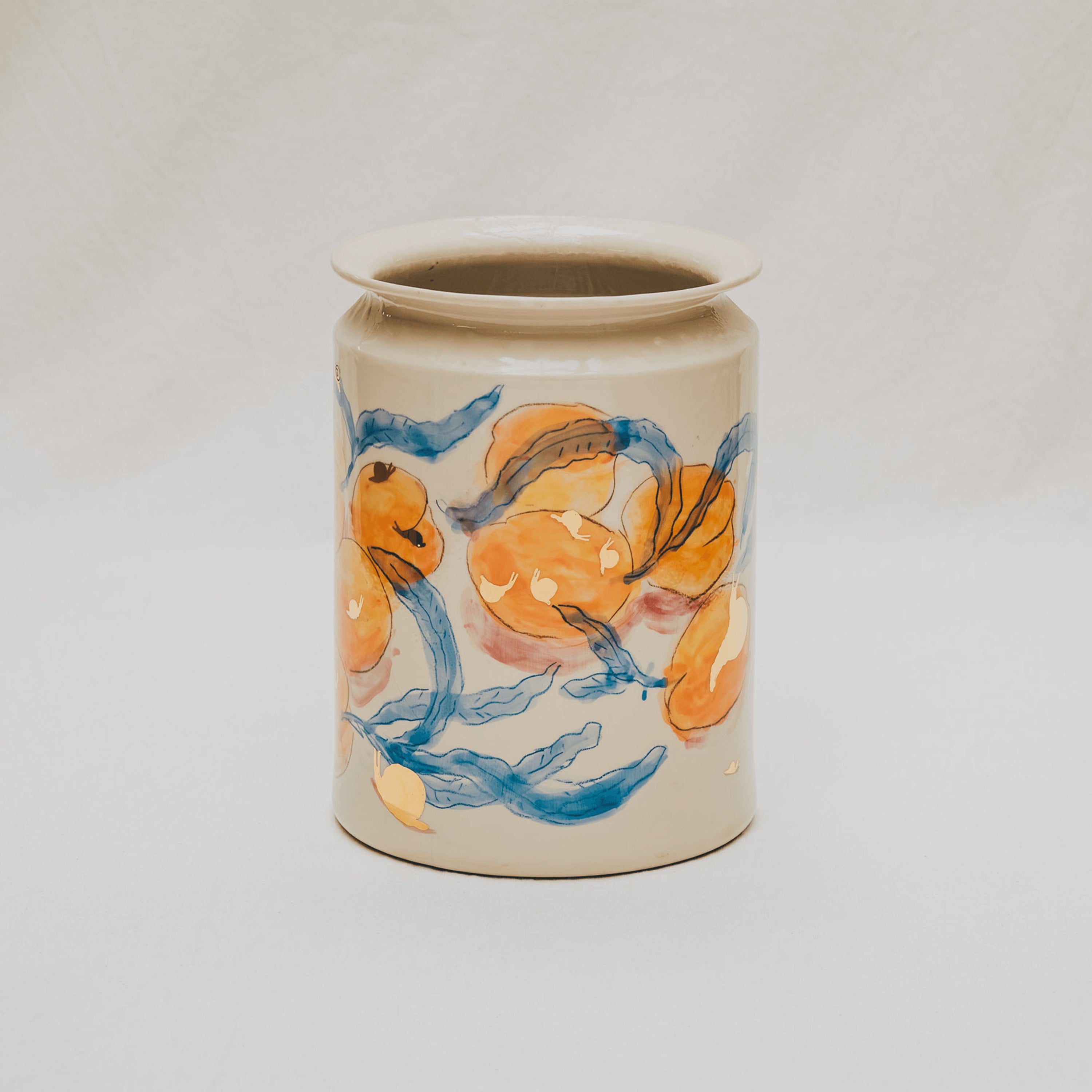 vase droit en céramique décoré à la main à l'atelier grand soleil motif abricots et escargots dorés