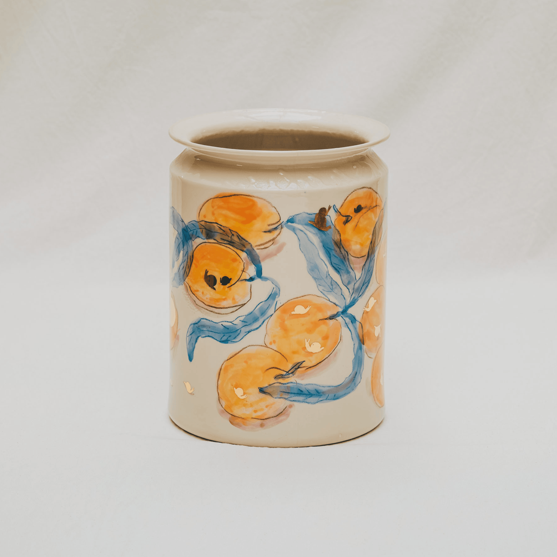 vase droit en céramique décoré à la main à l'atelier grand soleil motif abricots et escargots dorés