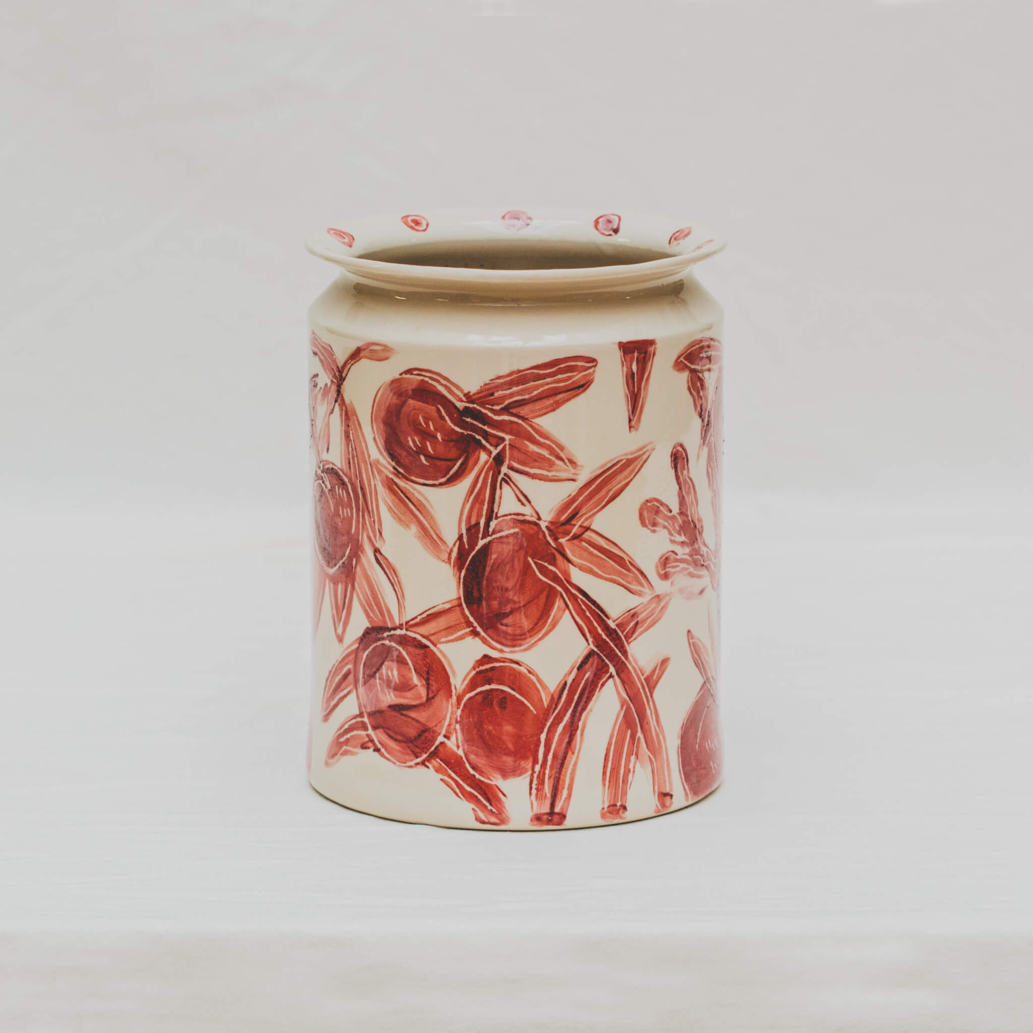 Vase tourné à l’atelier grand soleil, faïence décorée à l’engobe émaillé transparent, motif abricot rouge