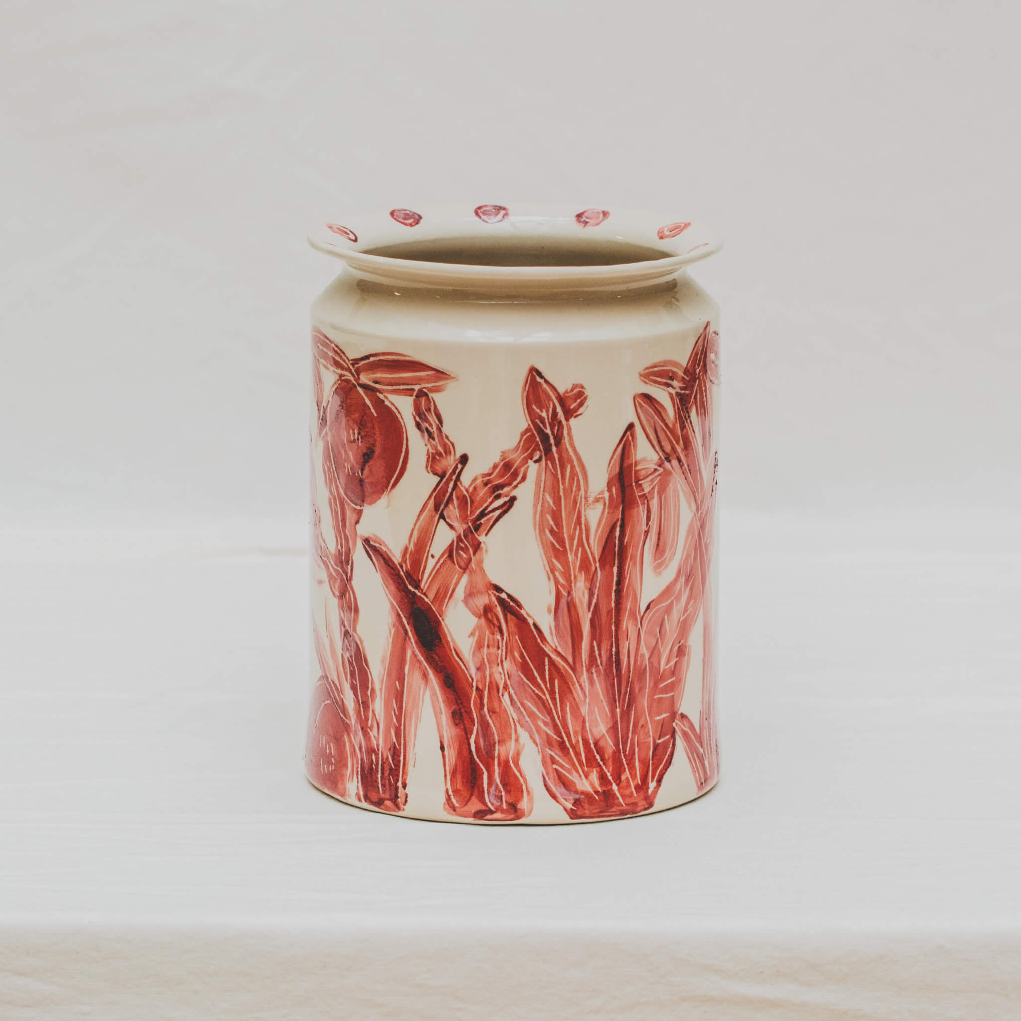 Vase tourné à l’atelier grand soleil, faïence décorée à l’engobe émaillé transparent, motif abricot rouge