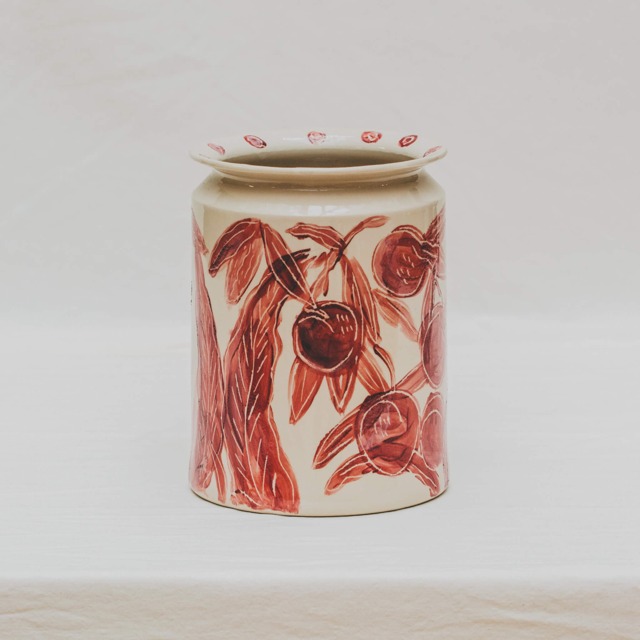 Vase tourné à l’atelier grand soleil, faïence décorée à l’engobe émaillé transparent, motif abricot rouge