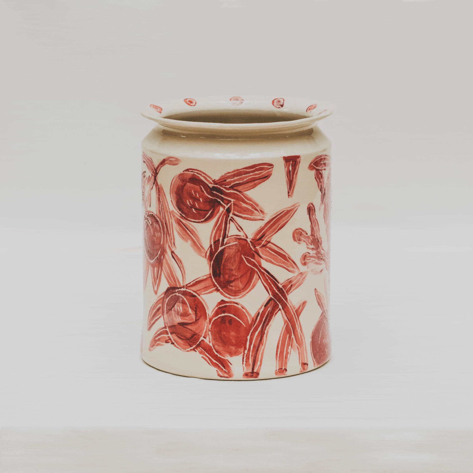 Vase tourné à l’atelier grand soleil, faïence décorée à l’engobe émaillé transparent, motif abricot rouge