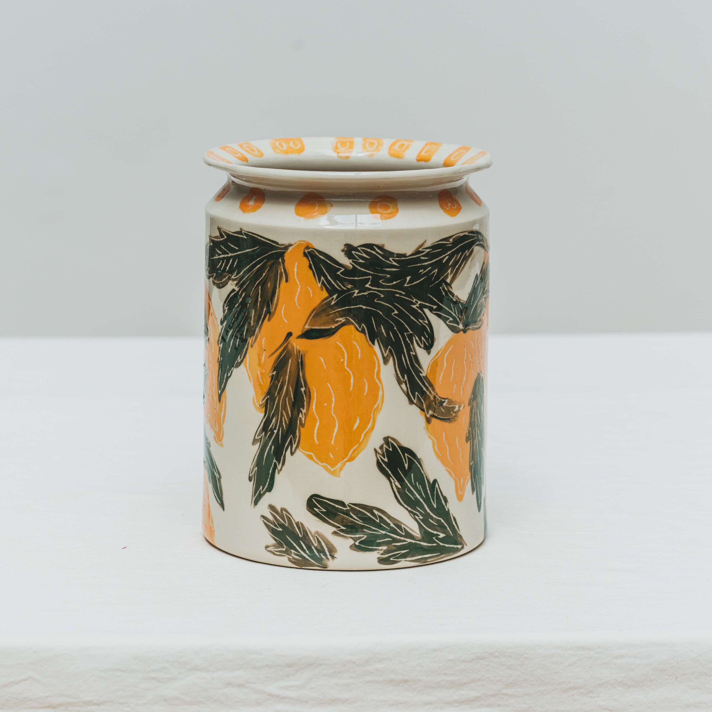 Vase tourné à l’atelier grand soleil, faïence décorée à l’engobe émaillé transparent, motif citrons